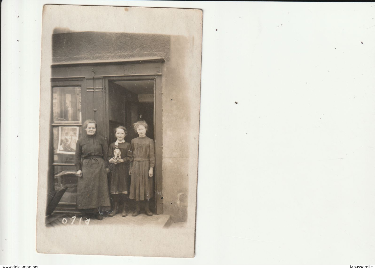 Carte Photo à Identifier - Femme Et Fillettes Prenant La Pose Devant Maison Ou Commerce - To Identify