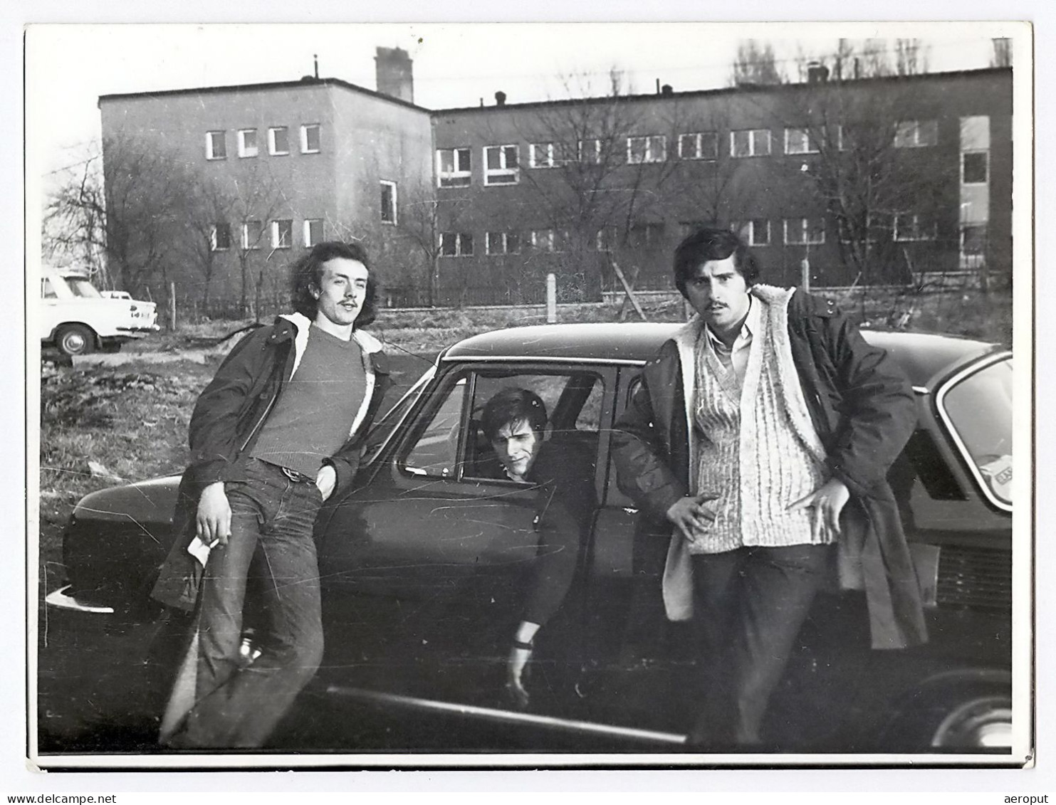 Photo Ancienne, Skoda 110, Jeunes Hommes Posant Avec Des Cigarettes à Côté D’une Voiture, Années 1970 - Auto's