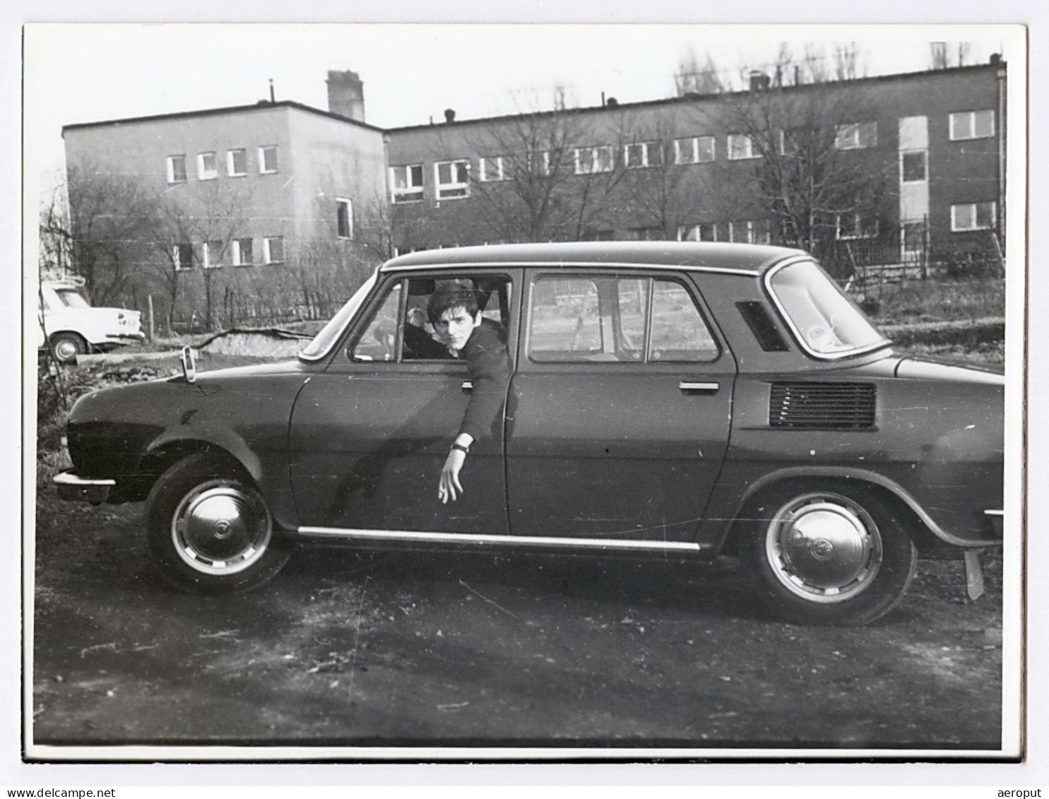 Photo Ancienne, Voiture Skoda 110, Jeune Homme Conducteur Posant Avec Une Cigarette à La Main, Années 1970 - Auto's