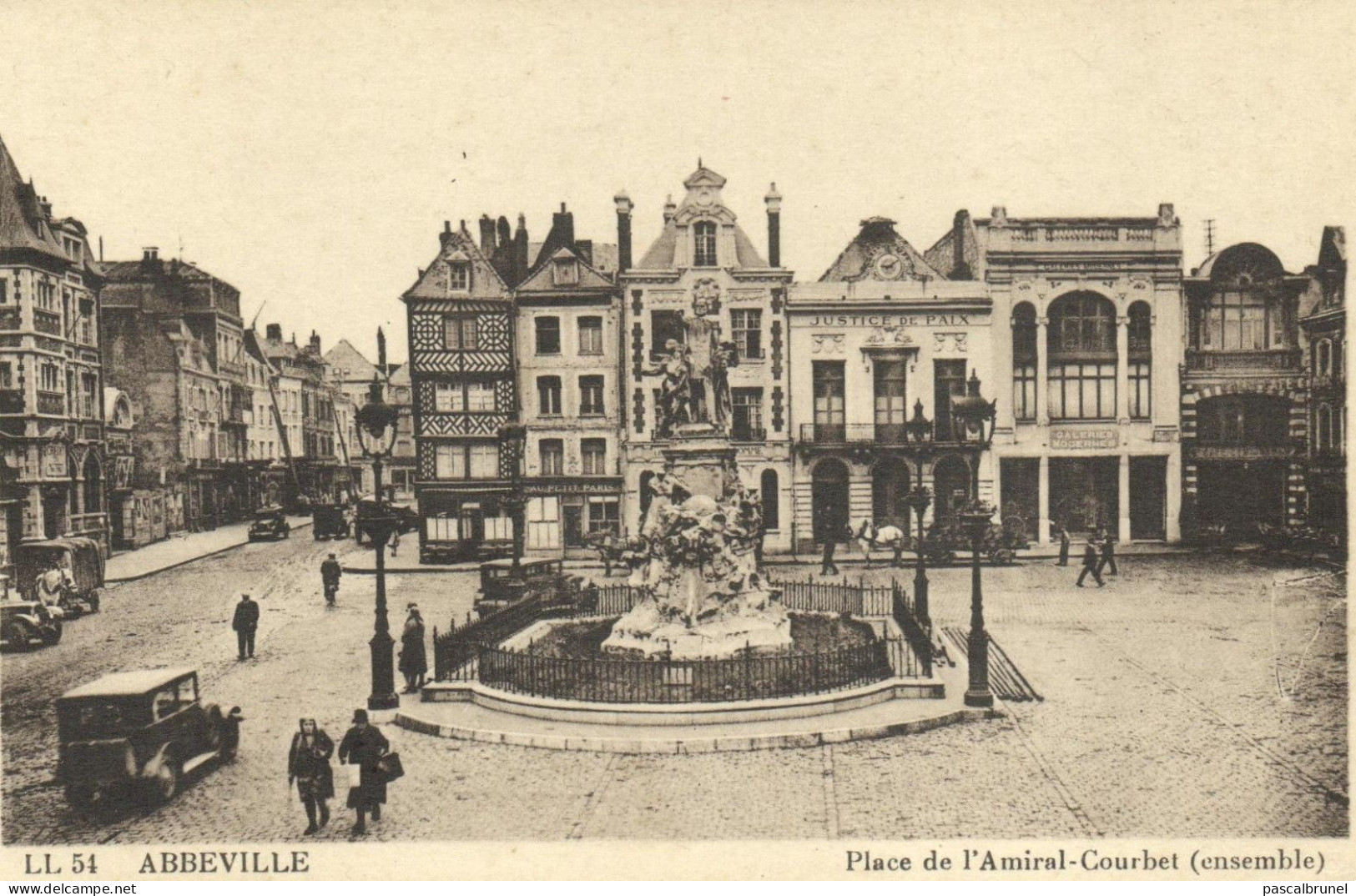 ABBEVILLE - PLACE DE L'AMIRAL COURBET ( ENSEMBLE ) - Abbeville