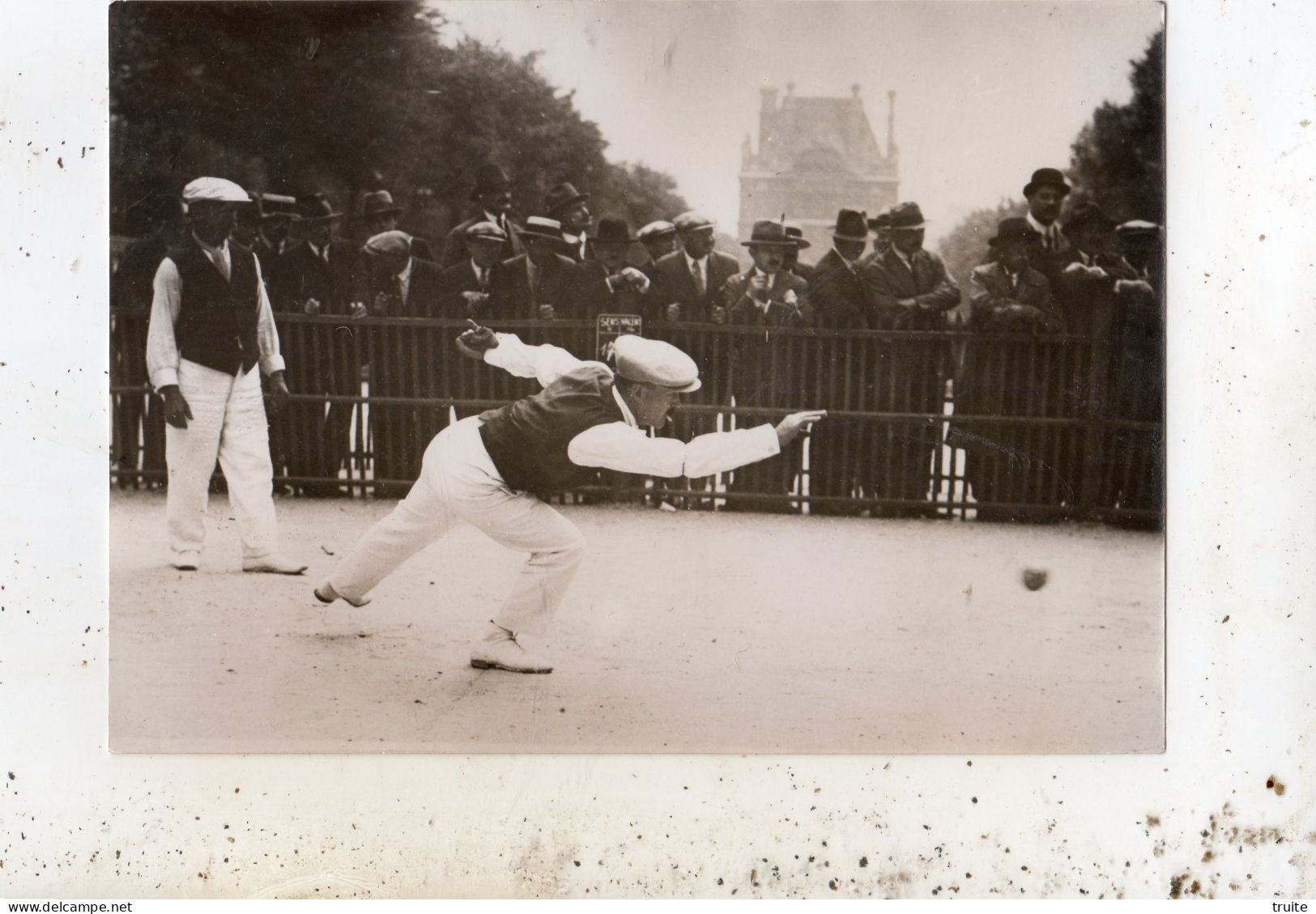 CONCOURS DE BOULES AUX TUILERIES UN POINTEUR   PHOTOGRAPHIE - Petanca