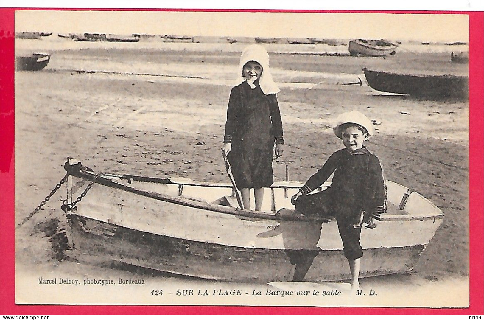 Cpa Enfants Dans Barque, Sur La Plage EDIT. Marcel DELBOY, BELLE CARTE N°124, Plage, Mer Voir Scanne Edit.MD - Escenas & Paisajes