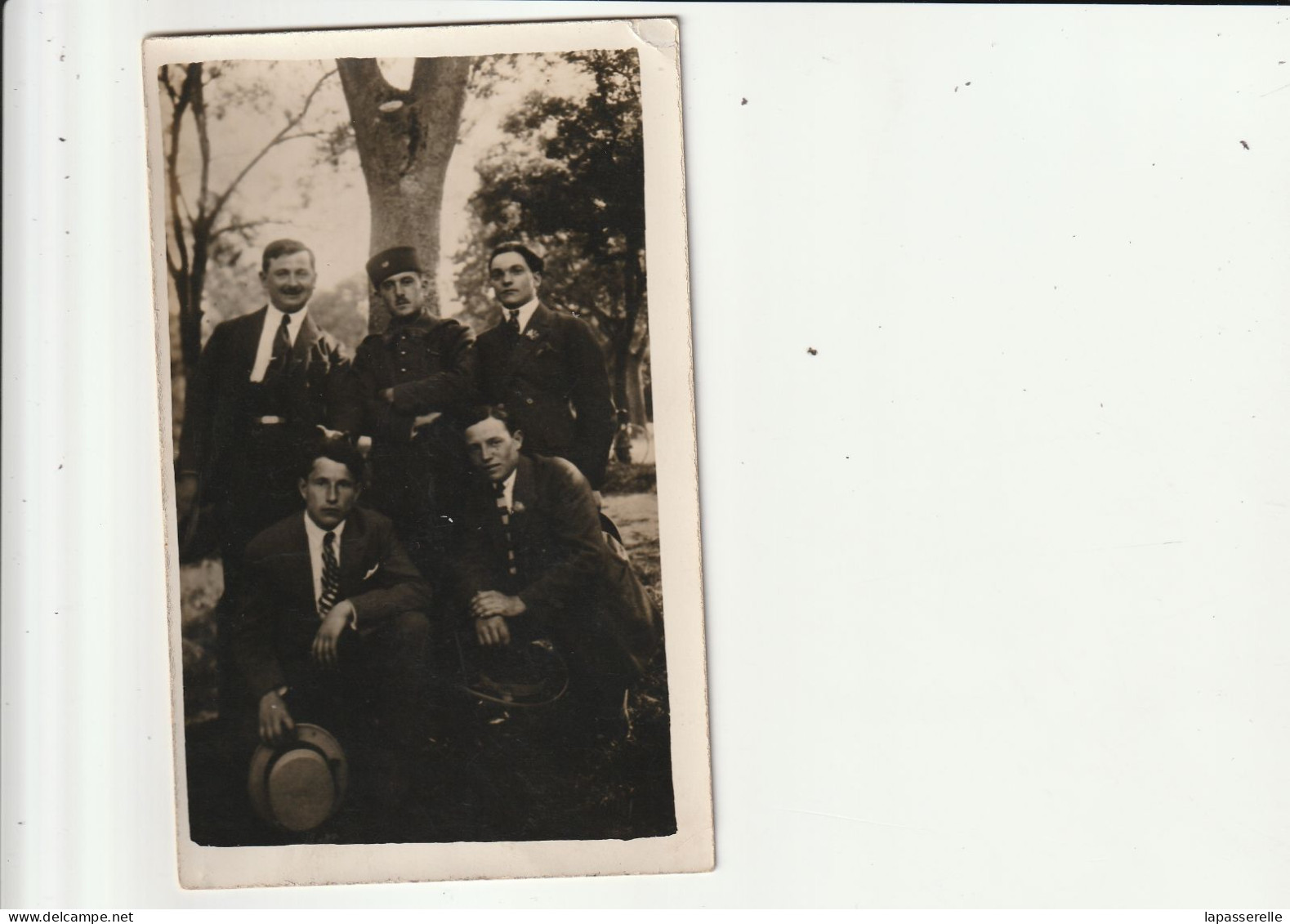 Carte Photo à Identifier - Groupe D'hommes Et Soldat Marocain (n° 23 Sur Col) - Te Identificeren