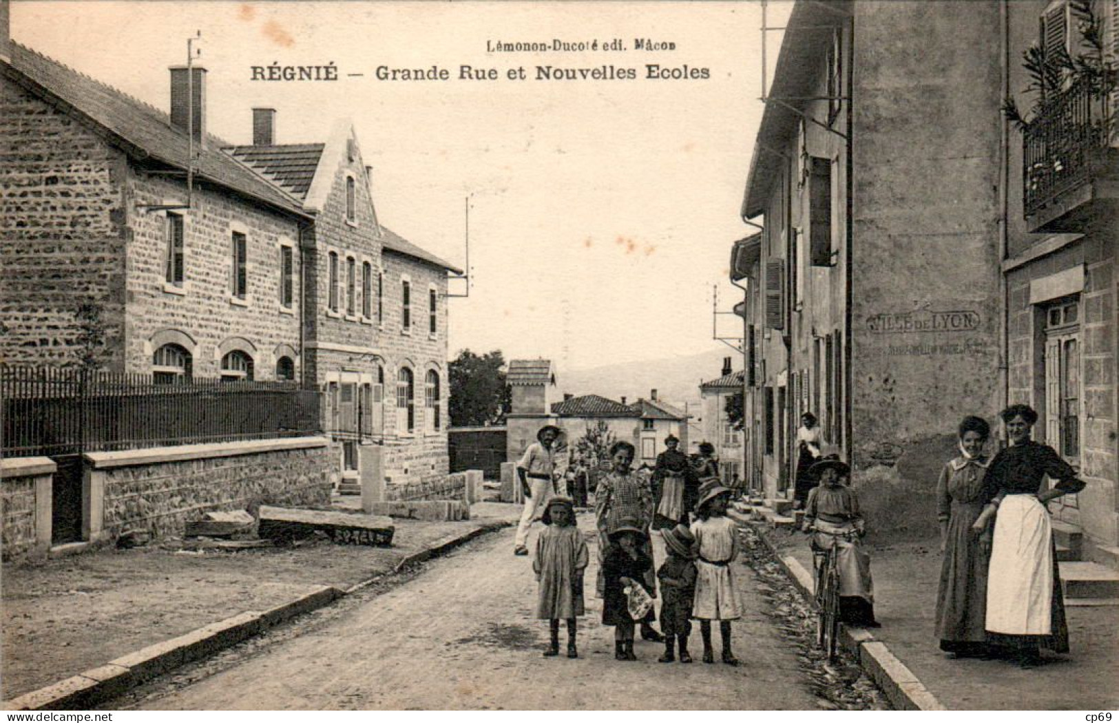 Régnié-Durette Canton De Beaujeu Grande Rue Et Nouvelles Ecoles School Rhône 69430 Cpa Voyagée En 1911 En B.Etat - Other & Unclassified