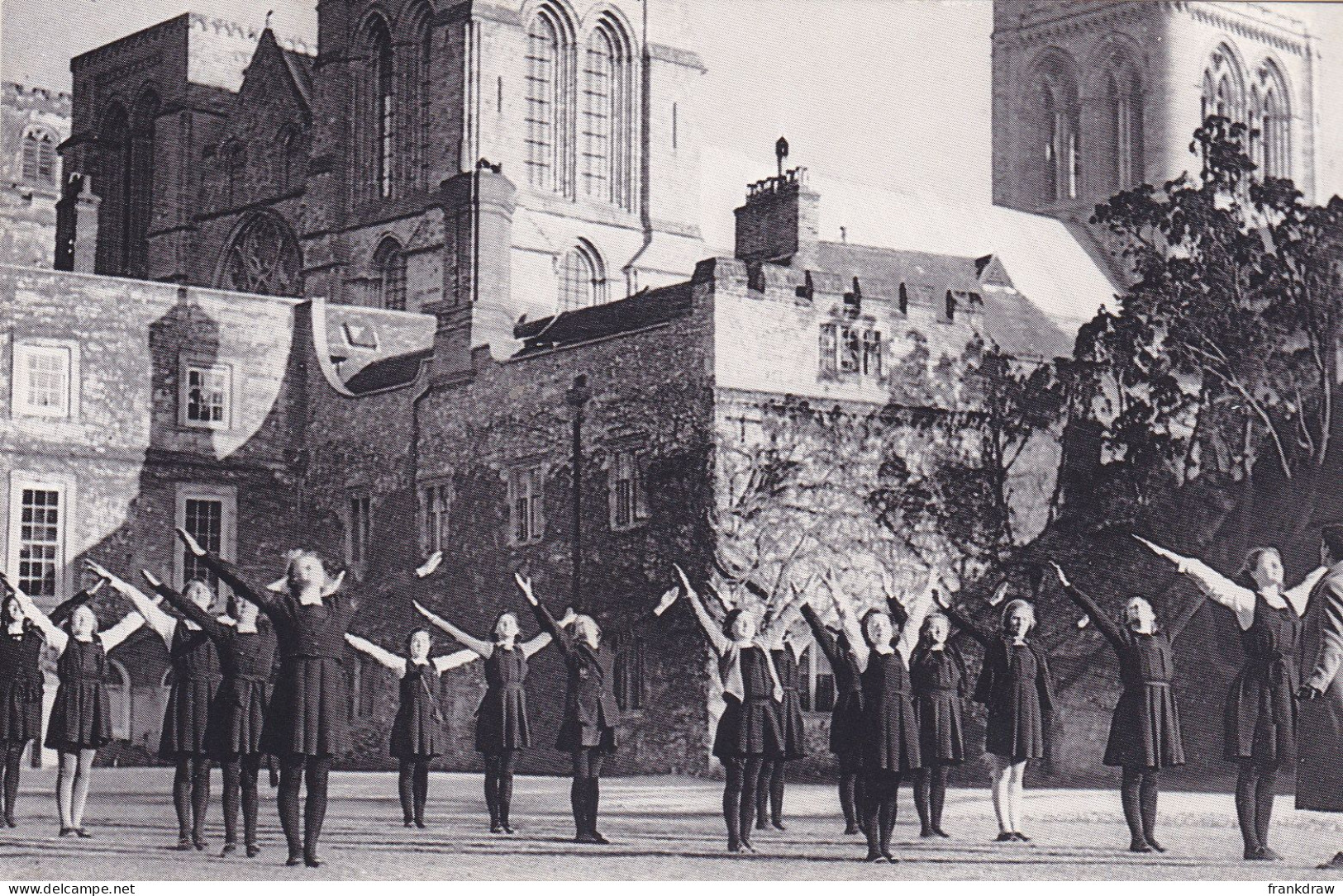 Nostalgia Postcard - Evacuees At Bishop's Palace, 1940  - VG - Ohne Zuordnung