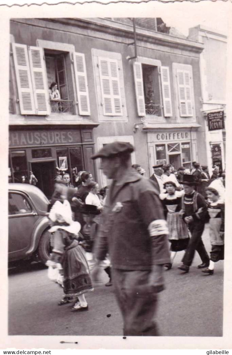 Photo Originale  - CONCARNEAU - Aout 1939 - Fete Des Filets Bleus - Les Enfants Au Défilé - Plaatsen