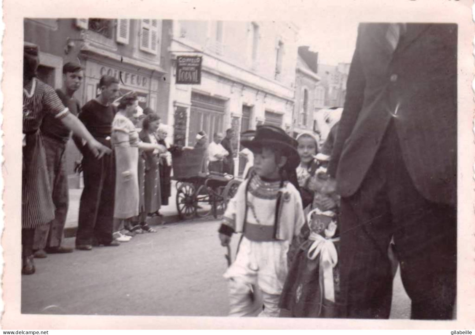 Photo Originale  - CONCARNEAU - Aout 1939 - Fete Des Filets Bleus - Les Enfants Au Défilé - Places