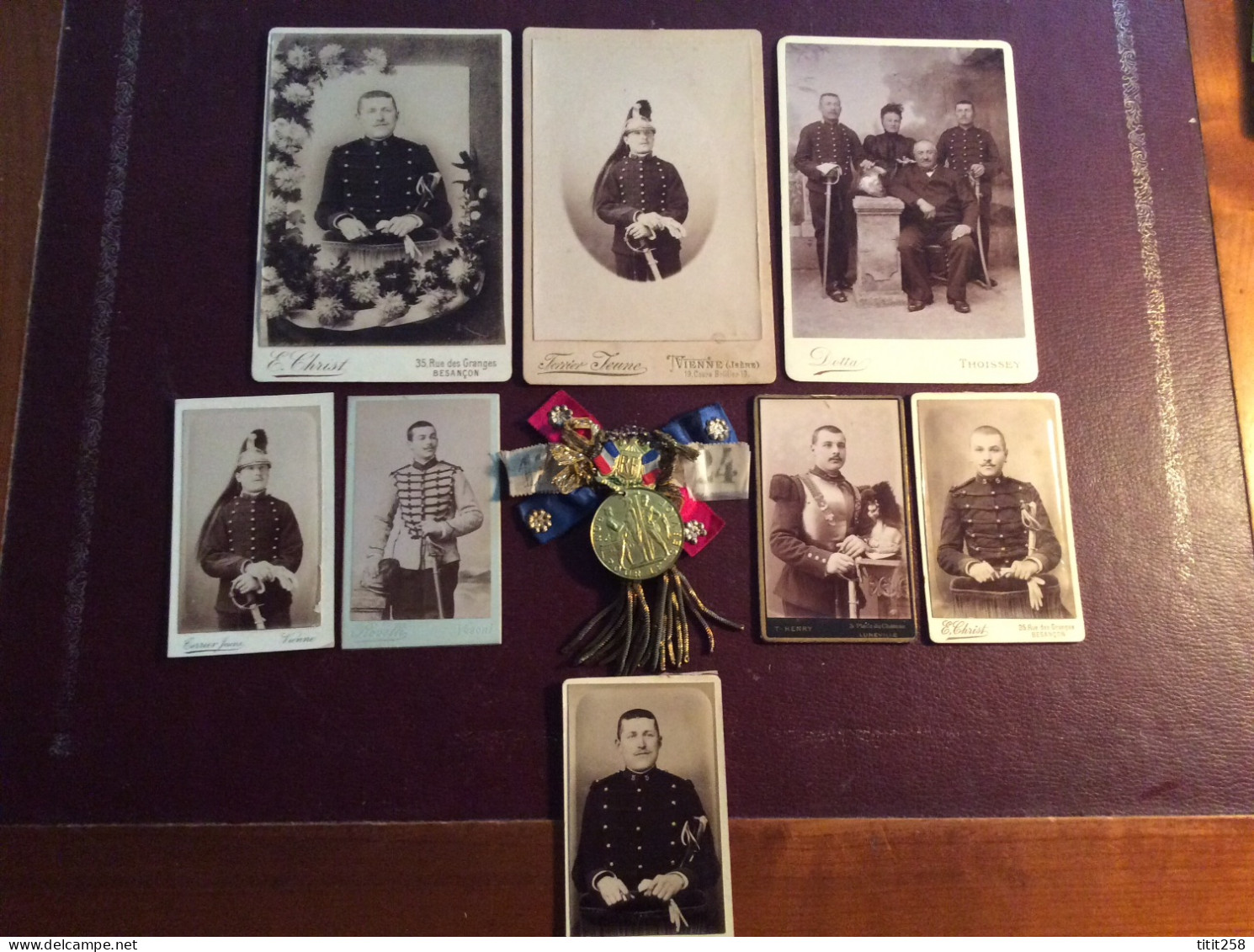 Joli Lot Photos Sur Carton Militaire OFFICIERS UNIFORMES + Médaille Bon Pour Le Service 1924 - War, Military