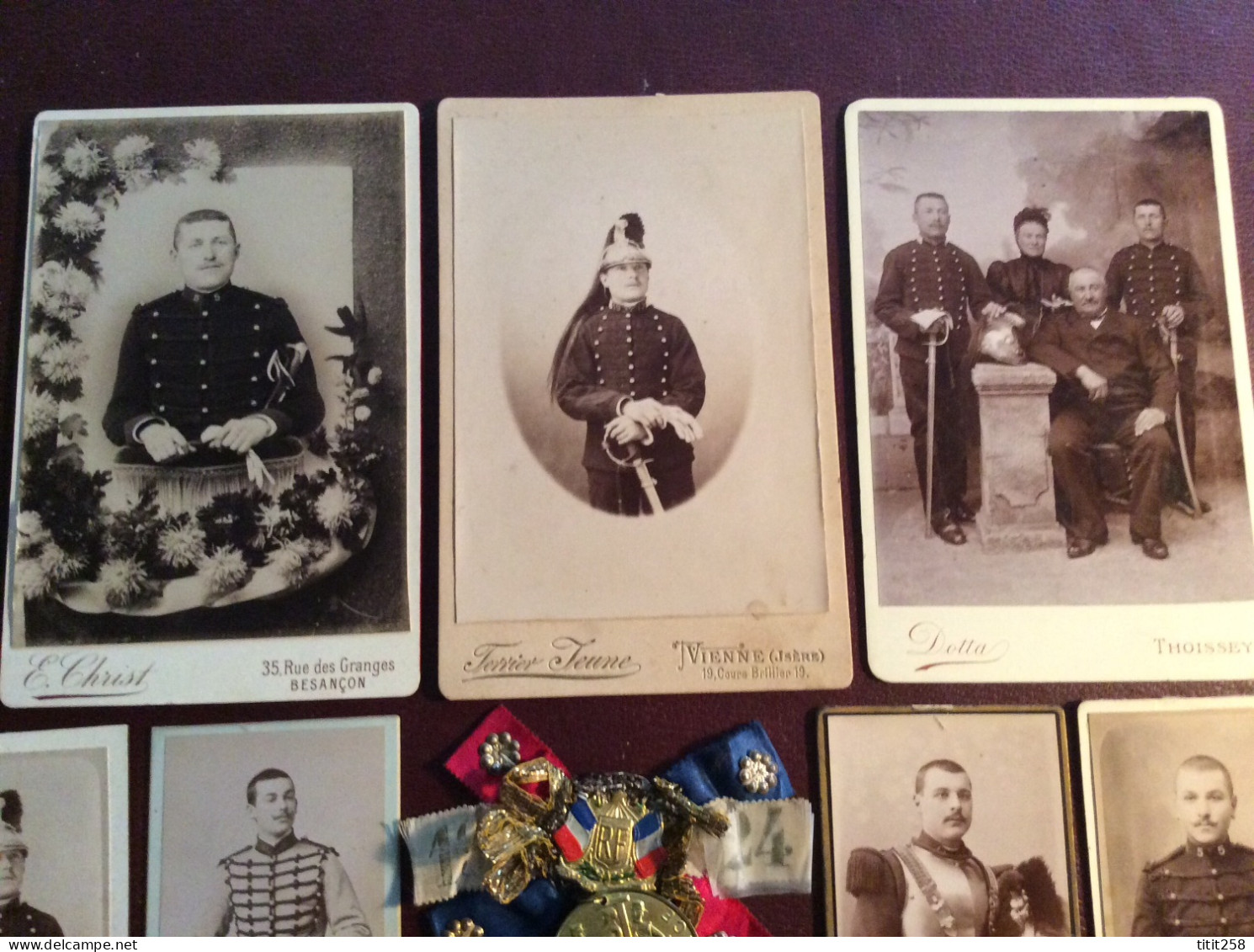 Joli Lot Photos Sur Carton Militaire OFFICIERS UNIFORMES + Médaille Bon Pour Le Service 1924 - War, Military