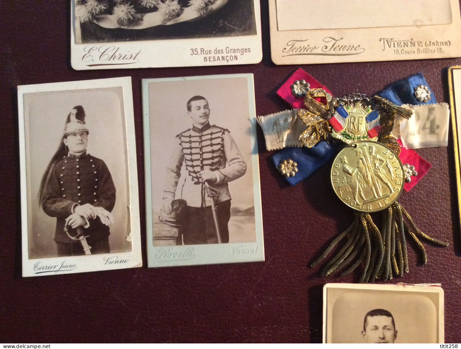 Joli Lot Photos Sur Carton Militaire OFFICIERS UNIFORMES + Médaille Bon Pour Le Service 1924 - War, Military