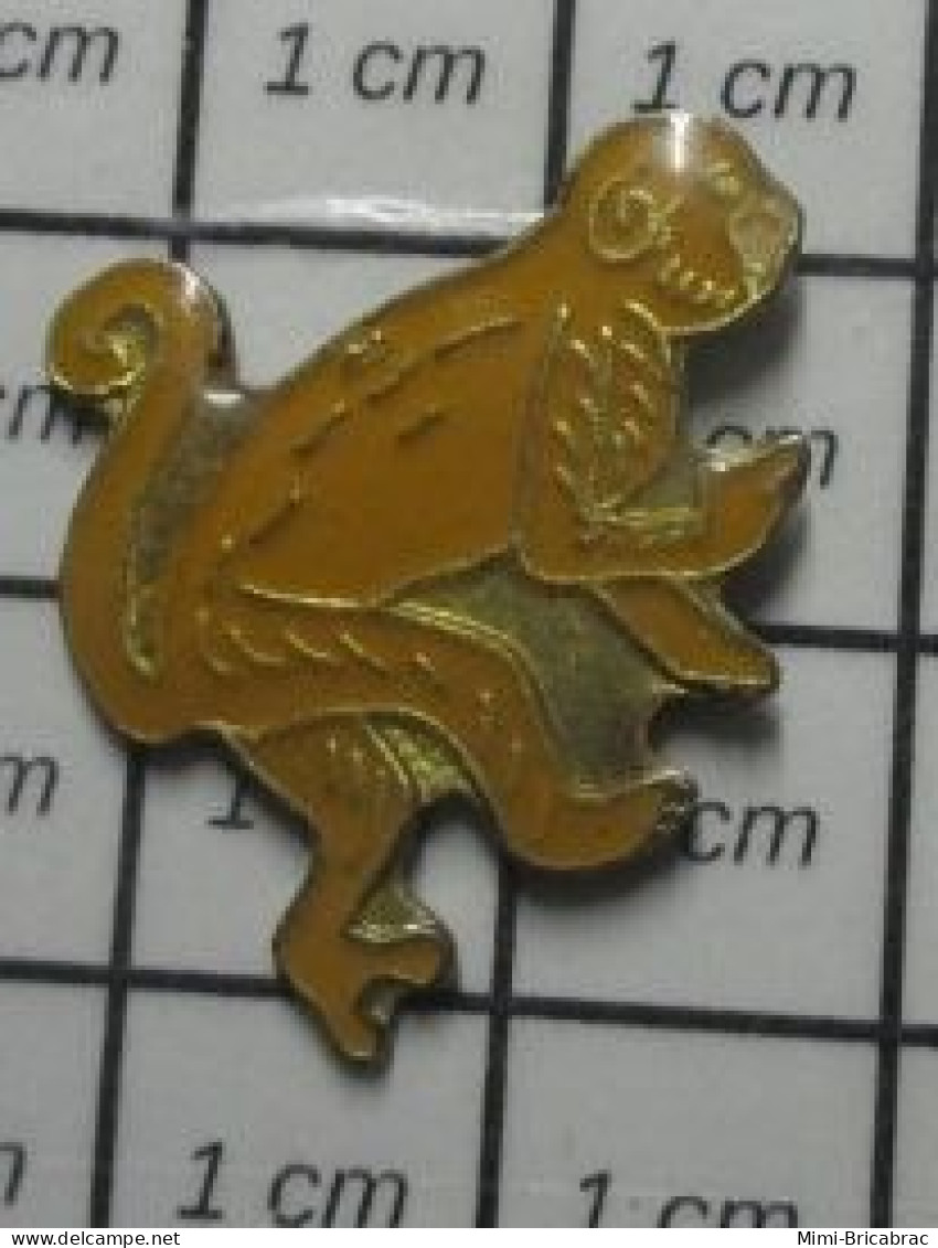 713M Pin's Pins / Beau Et Rare / ANIMAUX / PeTIT SINGE COULEUR JAUNE OCRE - Tiere