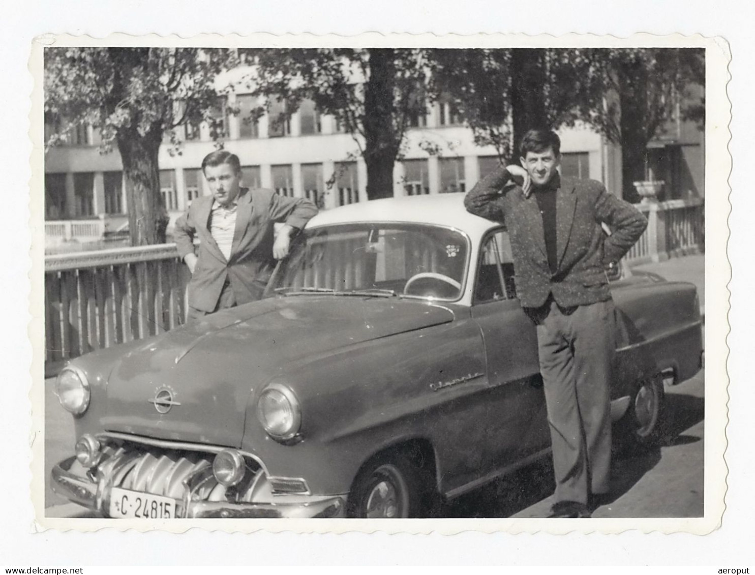 Photo Ancienne, Automobile, Deux Hommes Avec Une Voiture Opel Olympia Rekord Modell 1953, Yougoslavie, Années 1950 - Cars