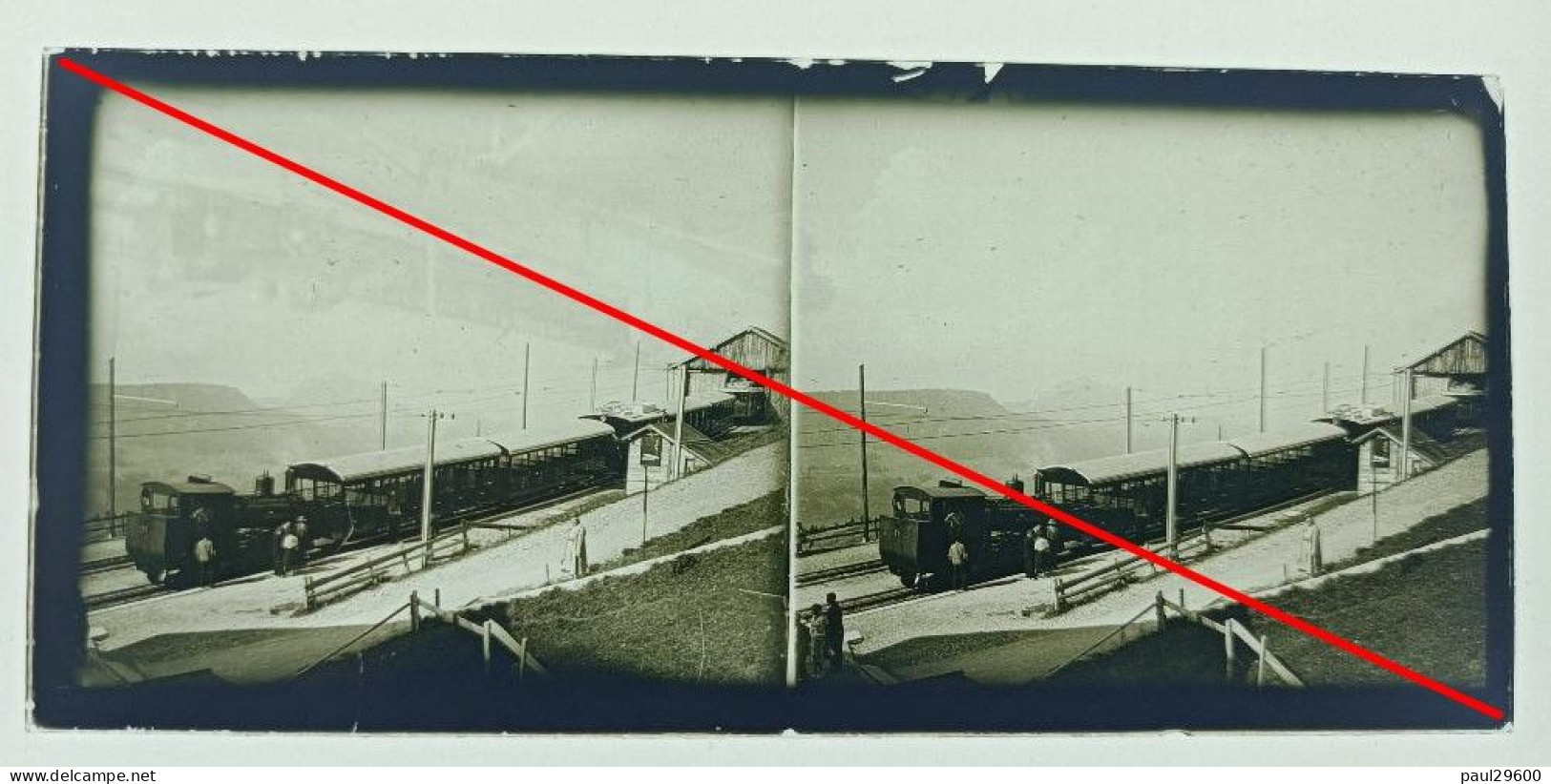 Photo Sur Plaque De Verre, Train, Locomotive, Wagons, Gare, Montagne, Rails, Voyageurs, Chemin, Pelouse, Années 1930. - Glass Slides