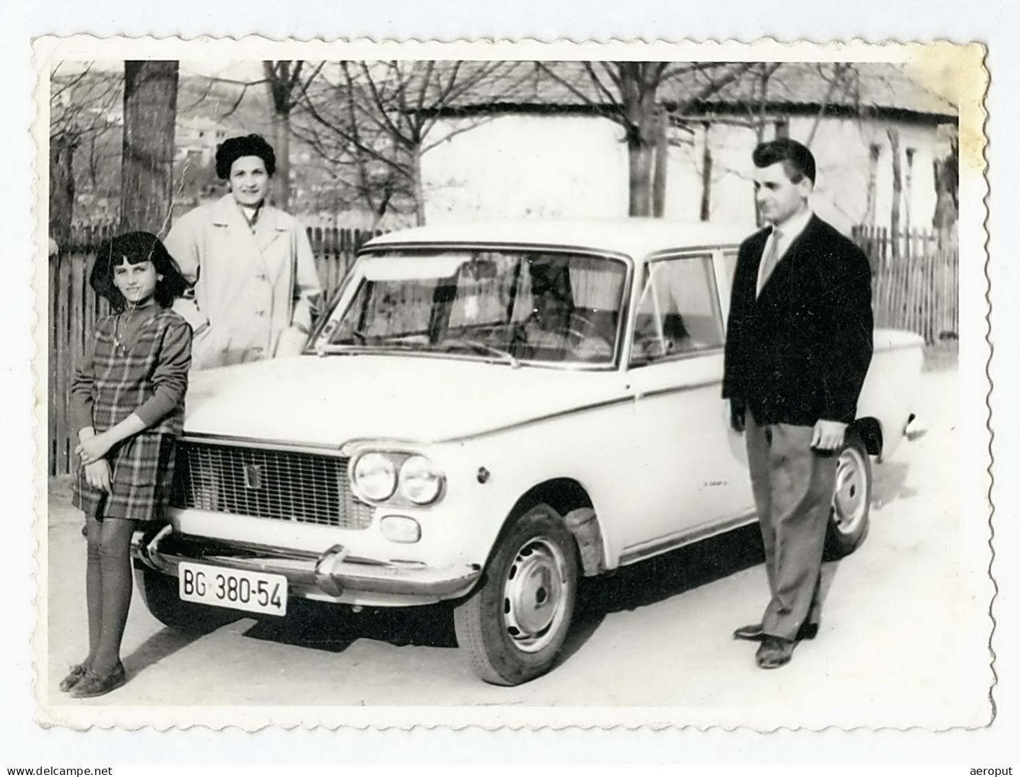 Photo Ancienne, Automobile, Famille Posant Avec Une Voiture Fiat 1300 / Zastava 1300, Yougoslavie, Années 1970 - Cars