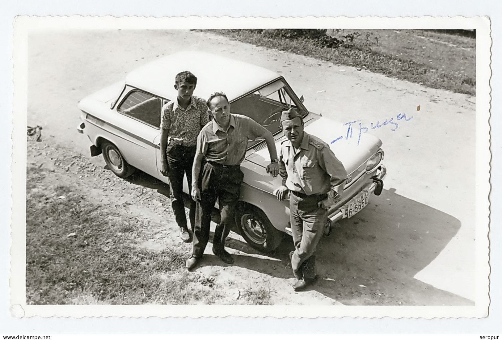 Photo Ancienne, Officier De L'armée Yougoslave Avec Une Voiture NSU Prinz 1000, Essai Routier, Yougoslavie 1971 - Cars