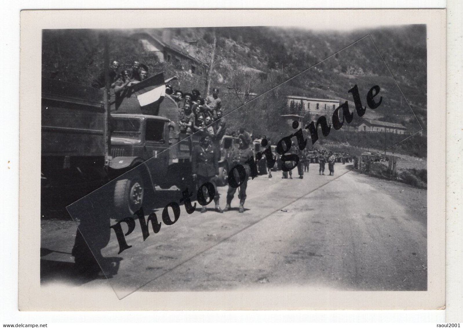 Photo Originale Militaires Soldats Armée Guerre Année Lieu? Convoi Militaire Montagne Camion US à Identifier Libération? - Guerres - Autres