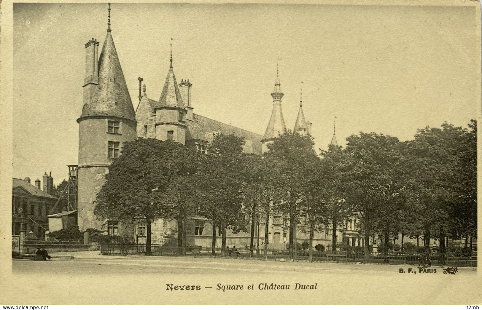 CPA NEVERS (Nièvre). Square Et Château Ducal - Nevers