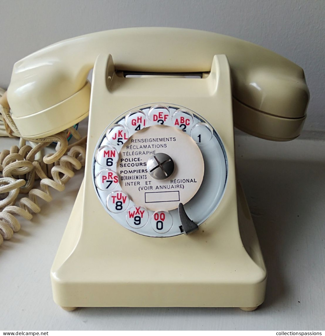 - Ancien Téléphone En Bakélite - Beige - - Téléphonie