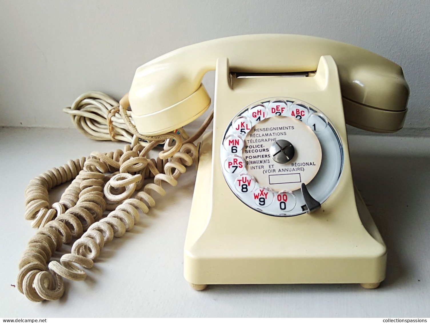 - Ancien Téléphone En Bakélite - Beige - - Telefonía