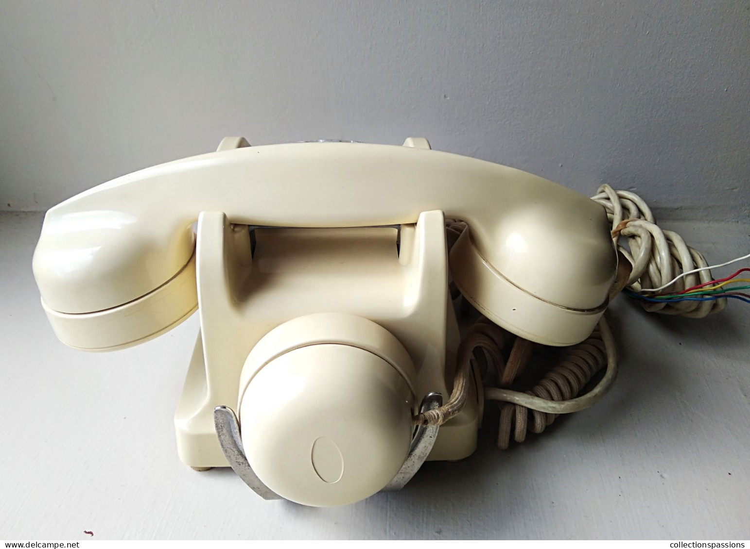 - Ancien Téléphone En Bakélite - Beige - - Téléphonie