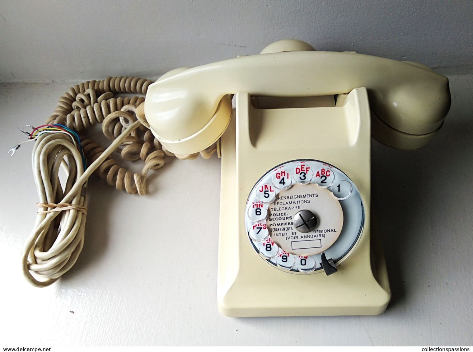 - Ancien Téléphone En Bakélite - Beige - - Telefonia