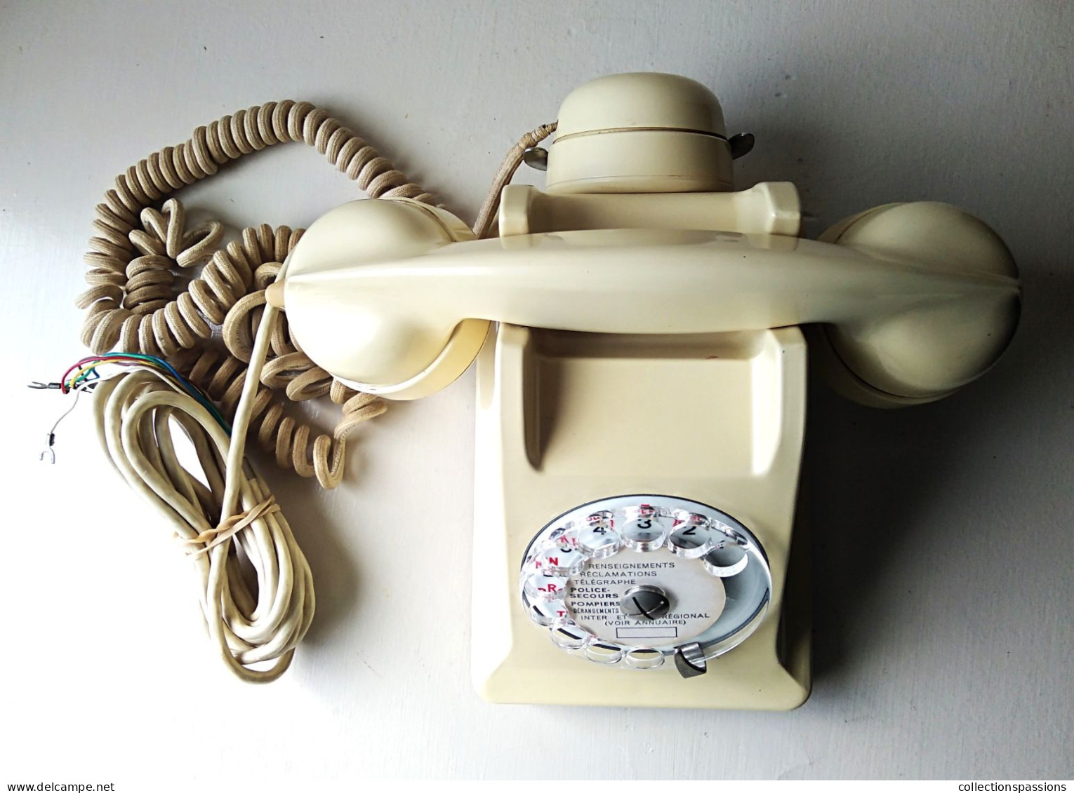 - Ancien Téléphone En Bakélite - Beige - - Telefoontechniek