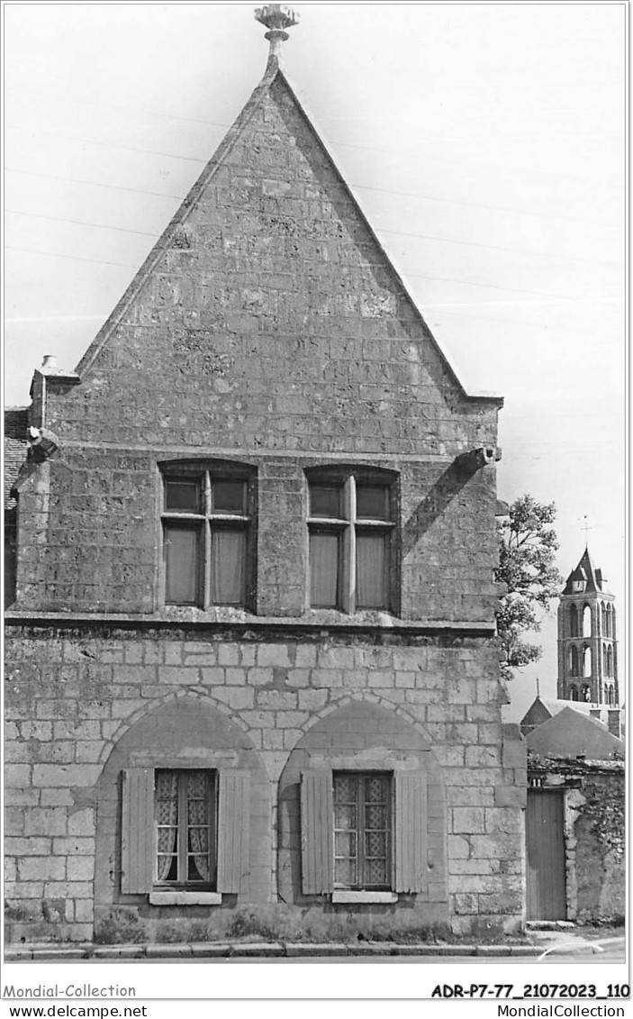 ADRP7-77-0640 - CHATEAU-LANDON - La Maison De La Monnaie Et Le Clocher De L'église Notre-dame - Chateau Landon