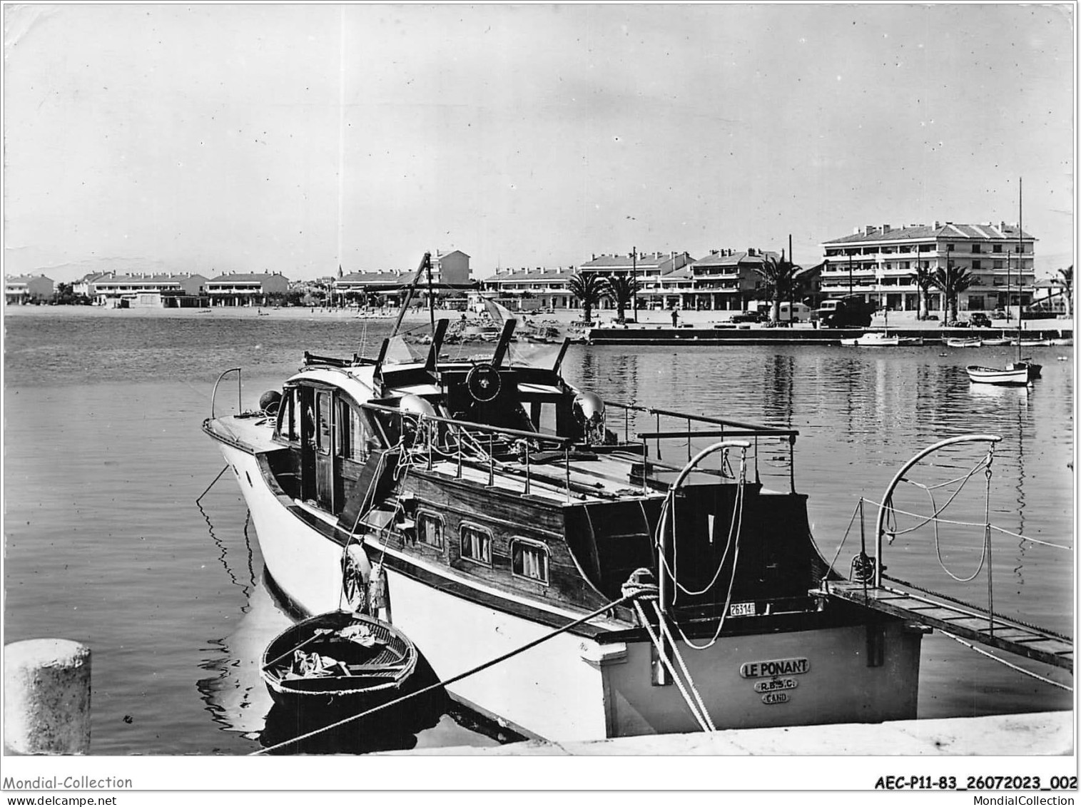 AECP11-83-0838- FREJUS - PLAGE - Vue Générale De La Plage Et Des Nouveaux Immeubles Bordant Sa Promenade  - Frejus