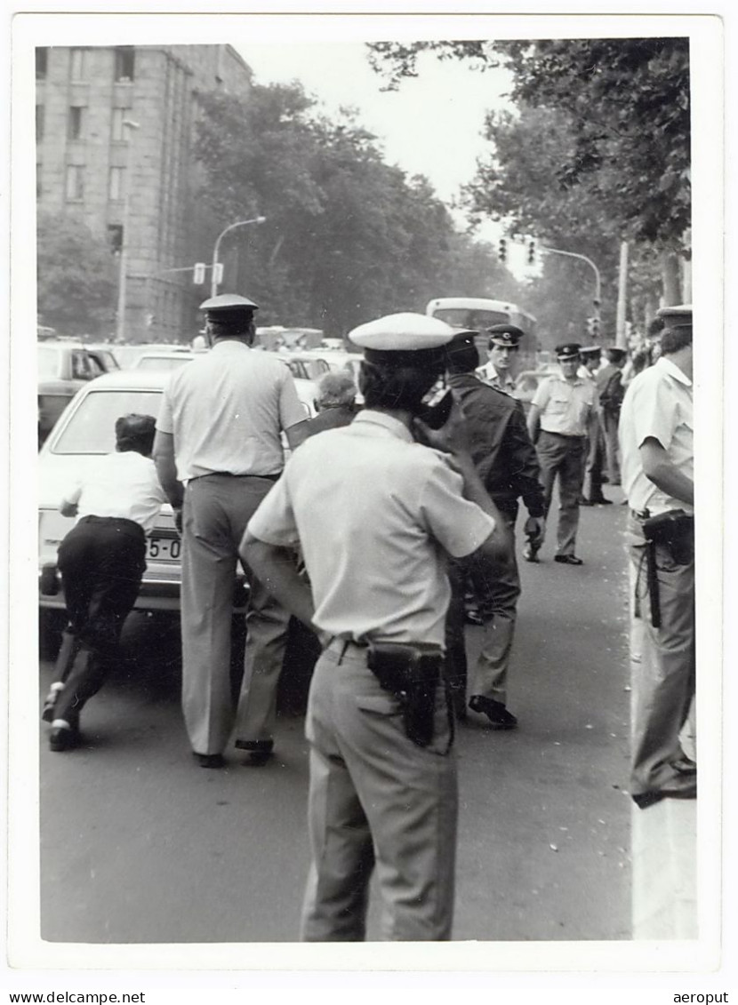 Photo Ancienne, Automobile Peugeot 504, Un Policier Pousse Une Voiture, Serbie, Yougoslavie 1988 - Automobile