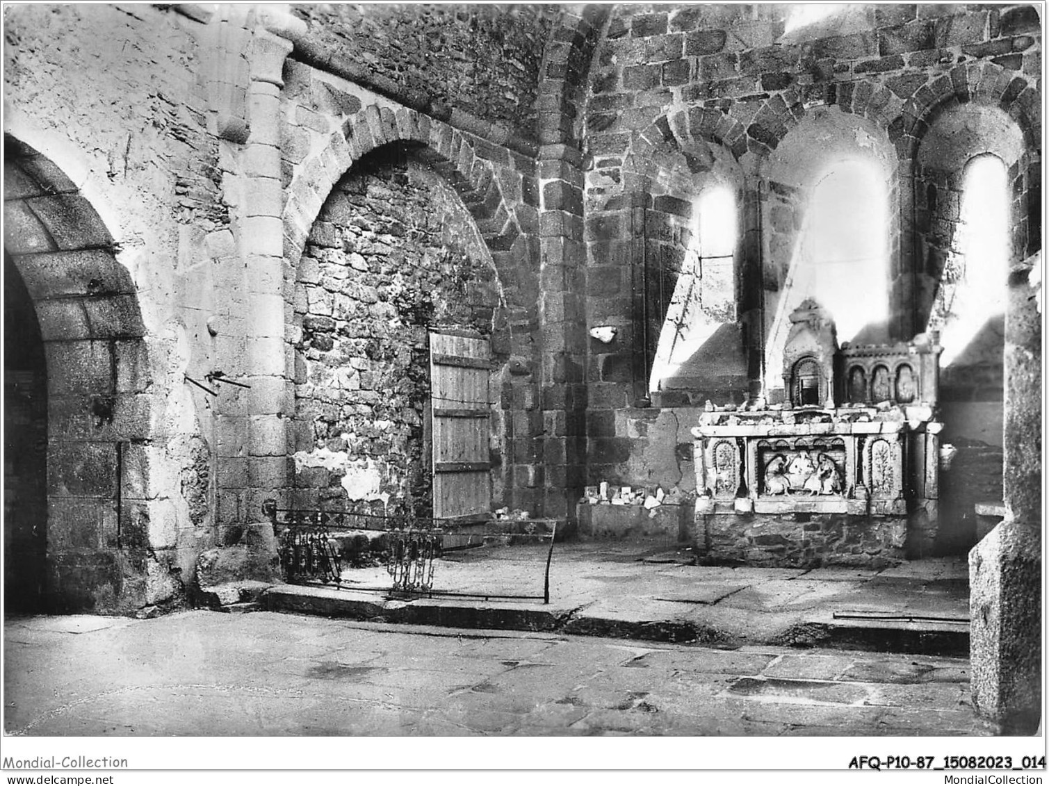 AFQP10-87-0877 - ORADOUR-SUR-GLANE - Détruit Le 10 Juin 1944 - L'église - Le Choeur  - Oradour Sur Glane