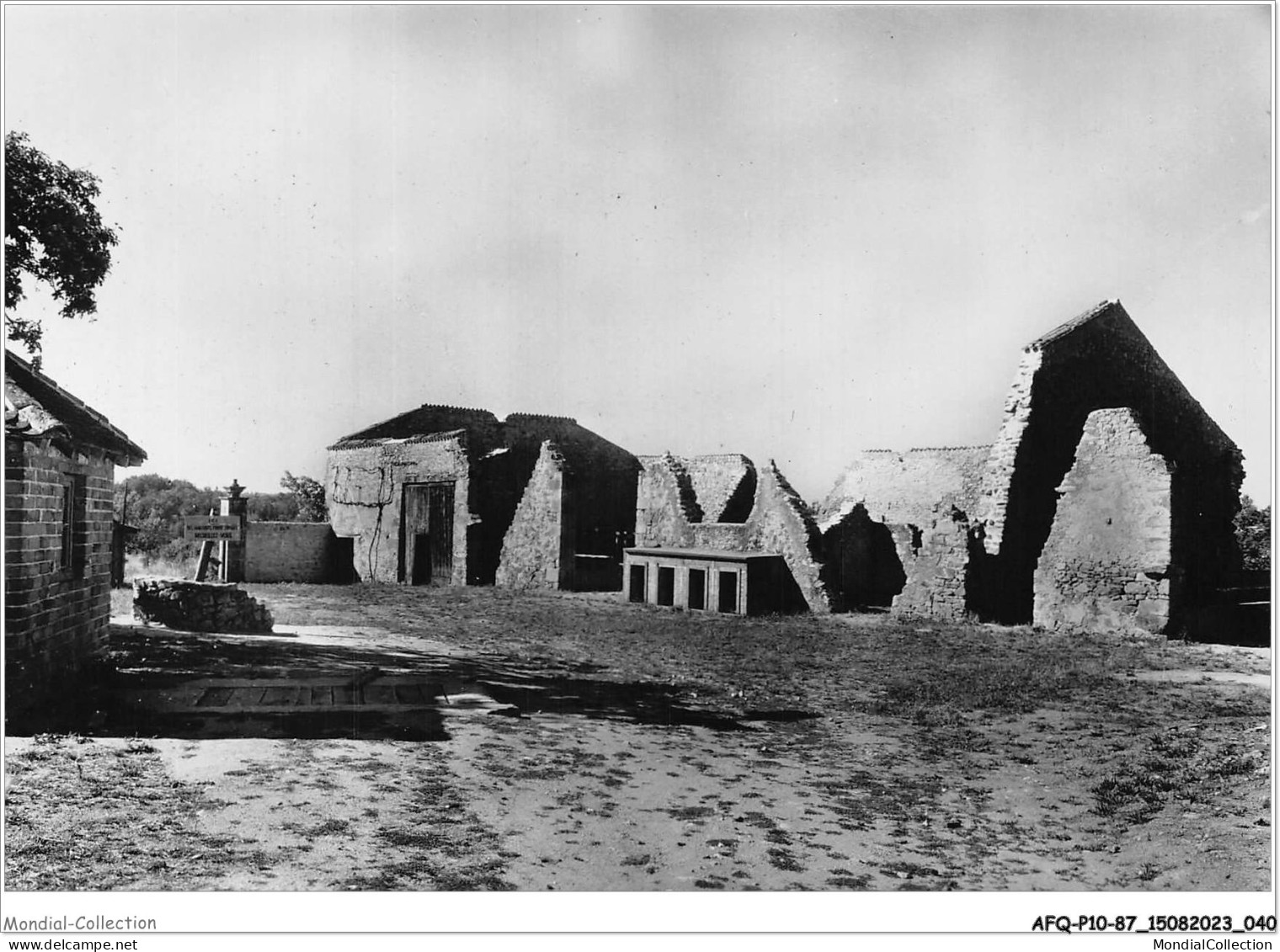 AFQP10-87-0890 - ORADOUR-SUR-GLANE - Détruit Le 10 Juin 1944 - Cour De La Ferme De Lauze  - Oradour Sur Glane