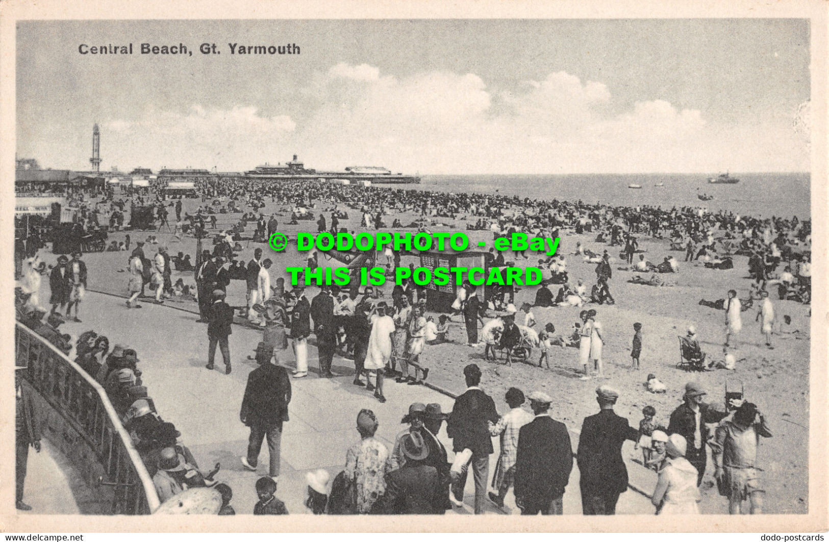 R507701 Gt. Yarmouth. Central Beach. Postcard - World