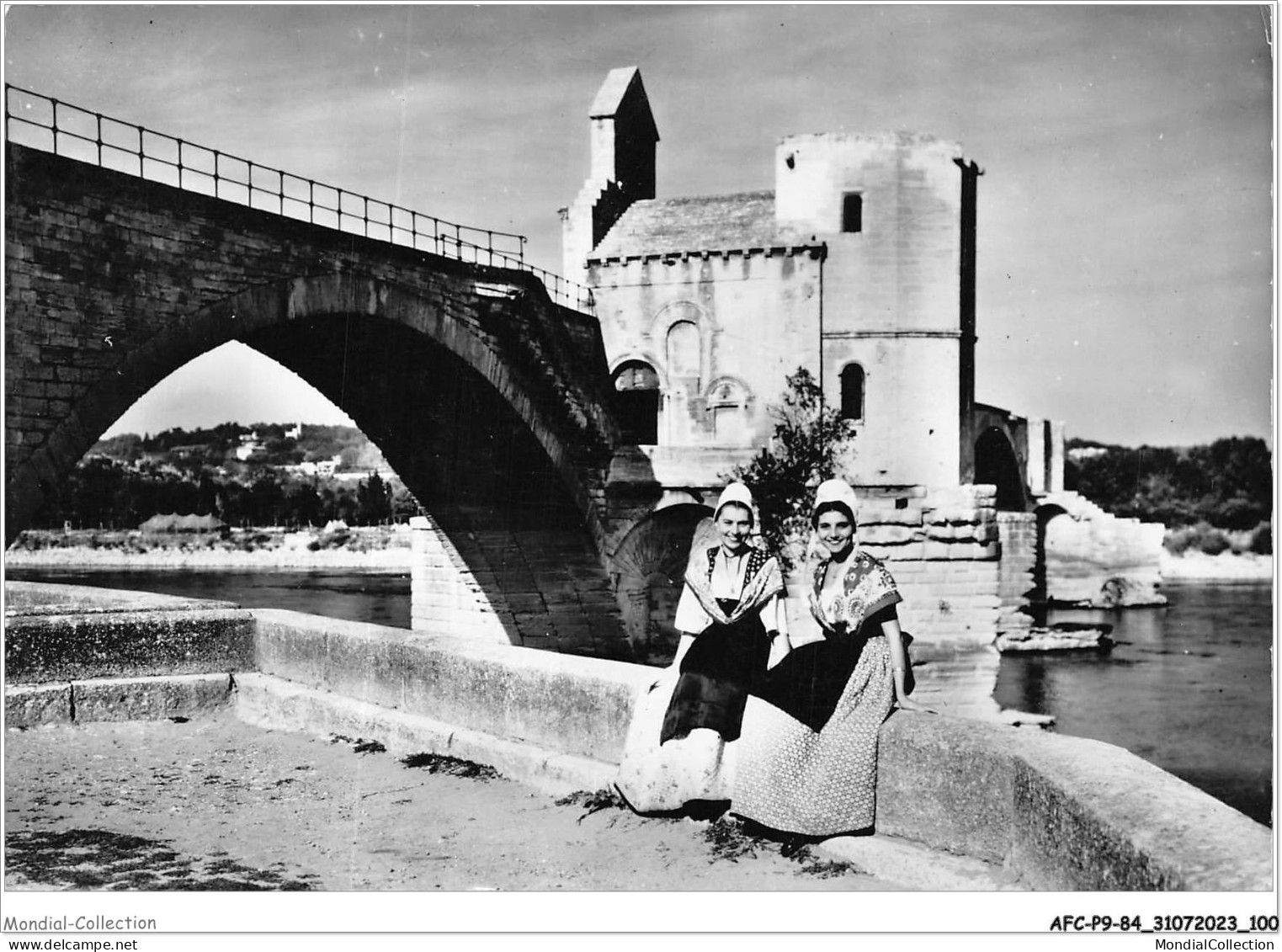 AFCP9-84-0982 - Le Comtat Vencessin - AVIGNON - Jeune Comtadines Et Le Pont St-bénézet - Avignon (Palais & Pont)
