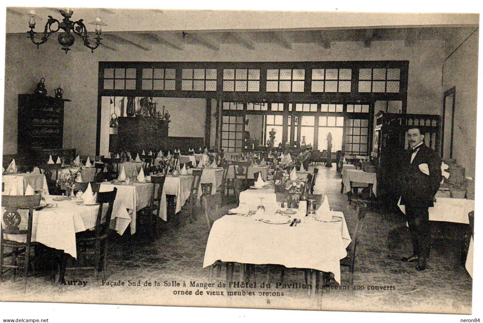 SALLE A MANGER DE L'HOTEL DU PAVILLON A AURAY 56 AVEC VIEUX MEUBLES BRETONS. - Auray