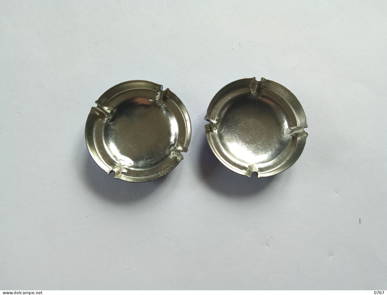 Lot De 2 Capsules Muselets Champagne Jeanmaire Différentes  ( Bazarcollect28 ) - Autres & Non Classés