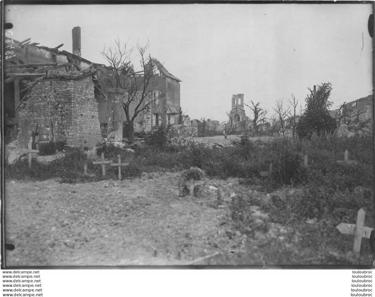 VILLAGE EN RUINES AVEC TOMBES DE SOLDATS ET EGLISE EN ARRIERE PLAN WW1 PHOTO ORIGINALE ARGENTIQUE 18 X 13 CM - War, Military