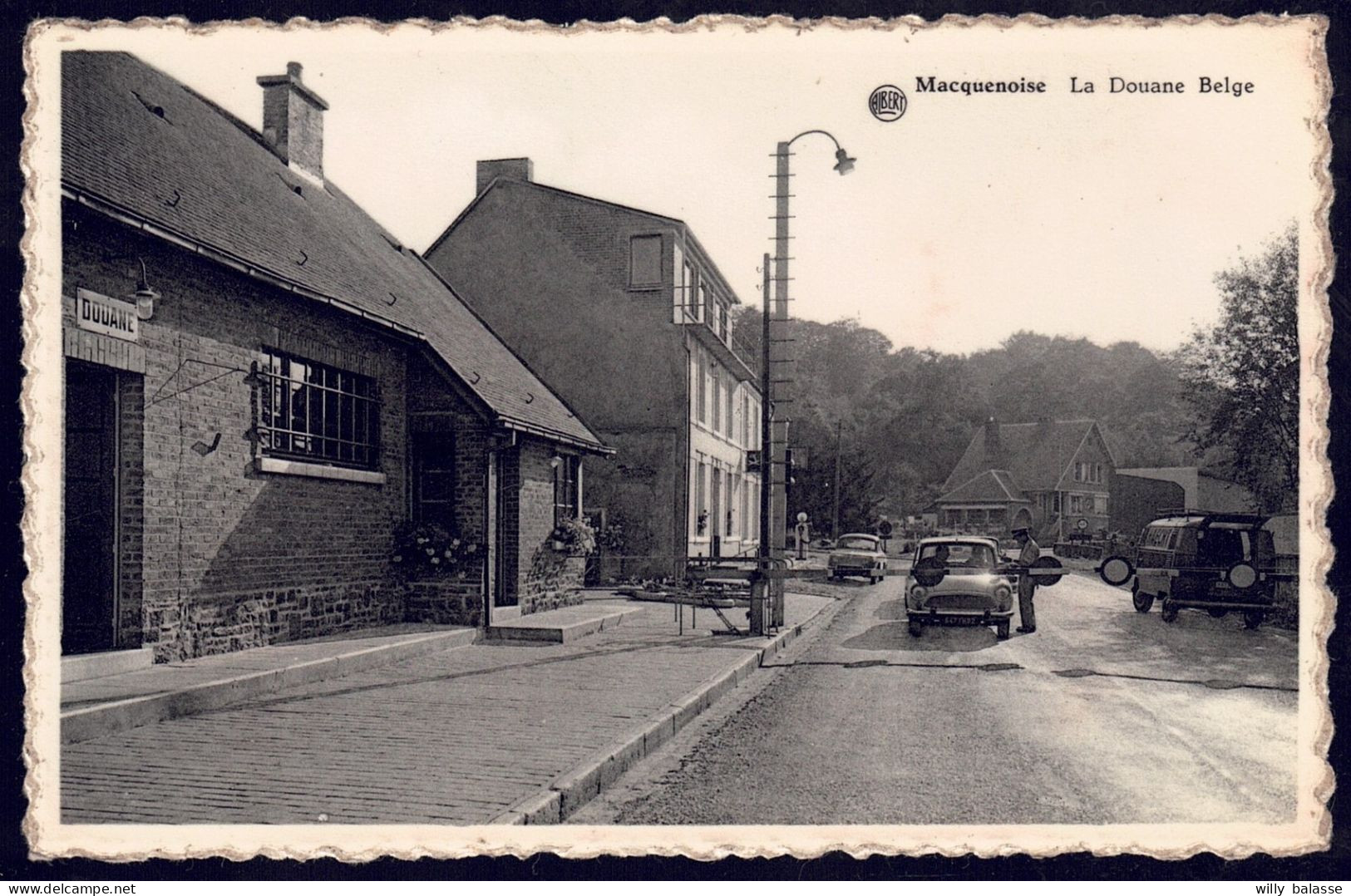 +++ CPA - MACQUENOISE - La Douane Belge  // - Momignies