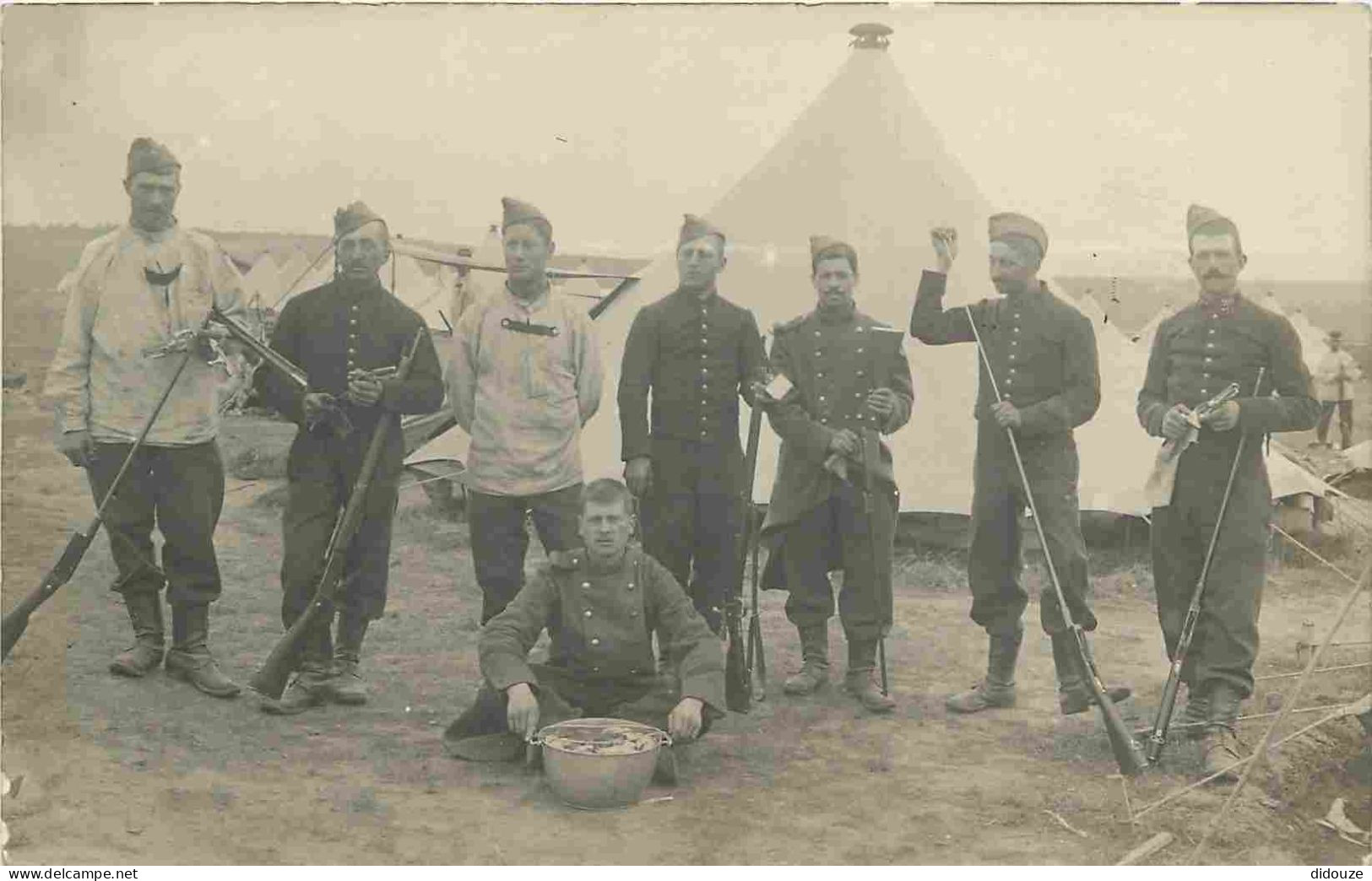 Militaria - Carte Photo De Soldats - Animée - CPA - Voir Scans Recto-Verso - Regimenten