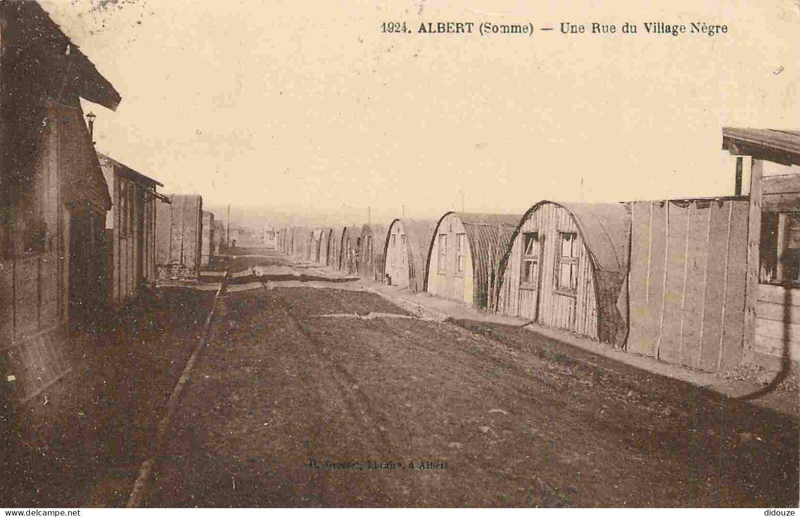 80 - Albert - Une Rue Du Village Nègre - CPA - Oblitération Ronde De 1924 - Voir Scans Recto-Verso - Albert