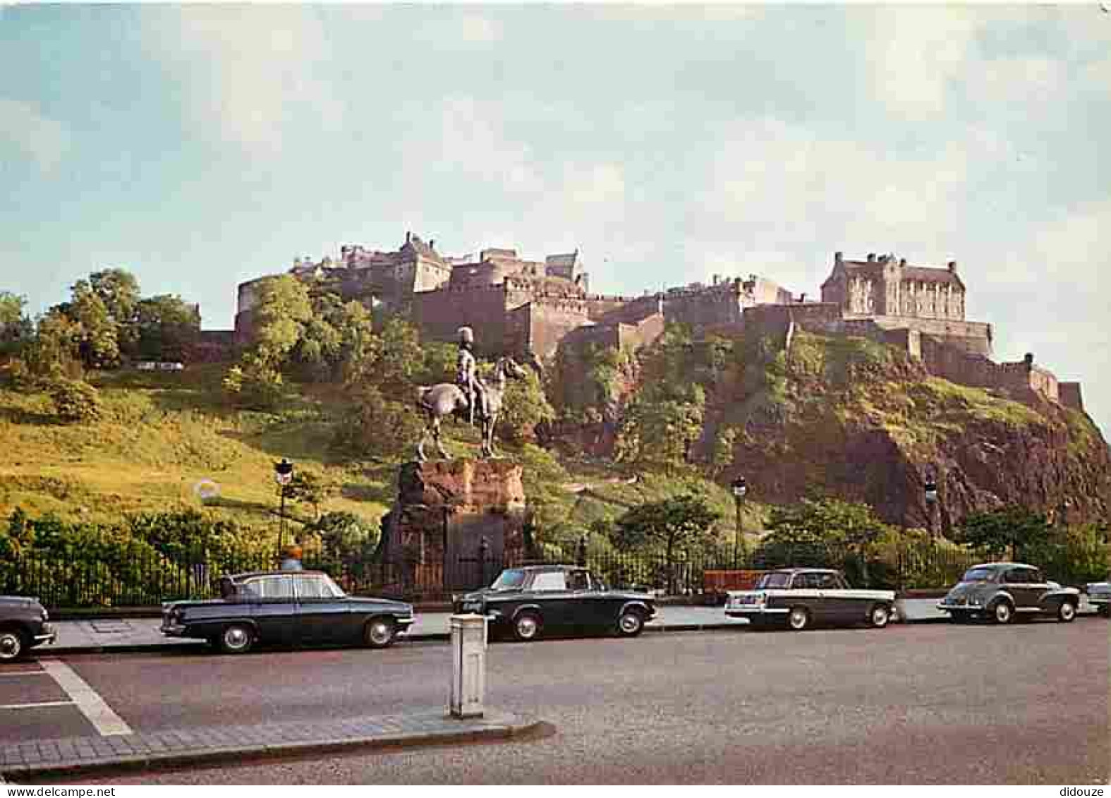 Automobiles - Ecosse - Edinburgh Castle From Princes Street - CPM - Voir Scans Recto-Verso - Voitures De Tourisme