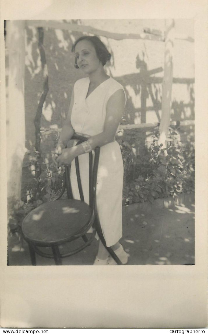 Annonymous Persons Souvenir Photo Social History Portraits & Scenes Elegant Lady In The Yard - Fotografia
