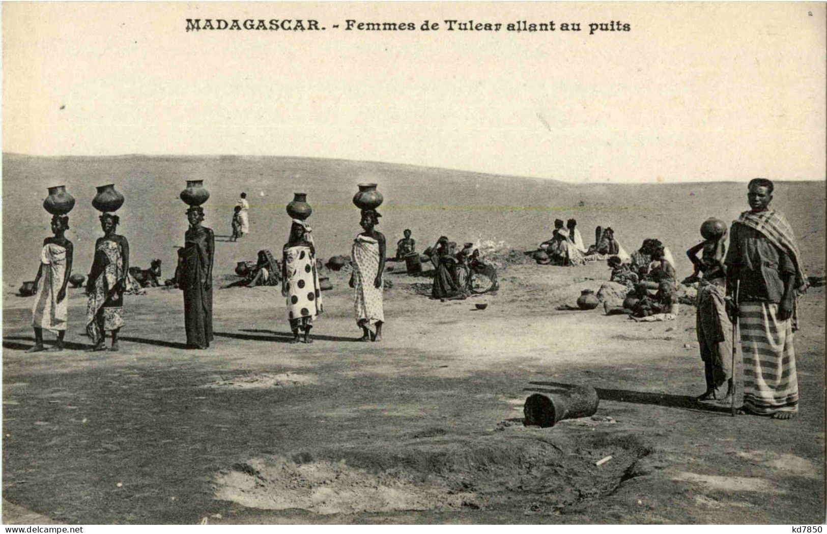 Femmes De Tulear Allant Au Puits - Madagascar