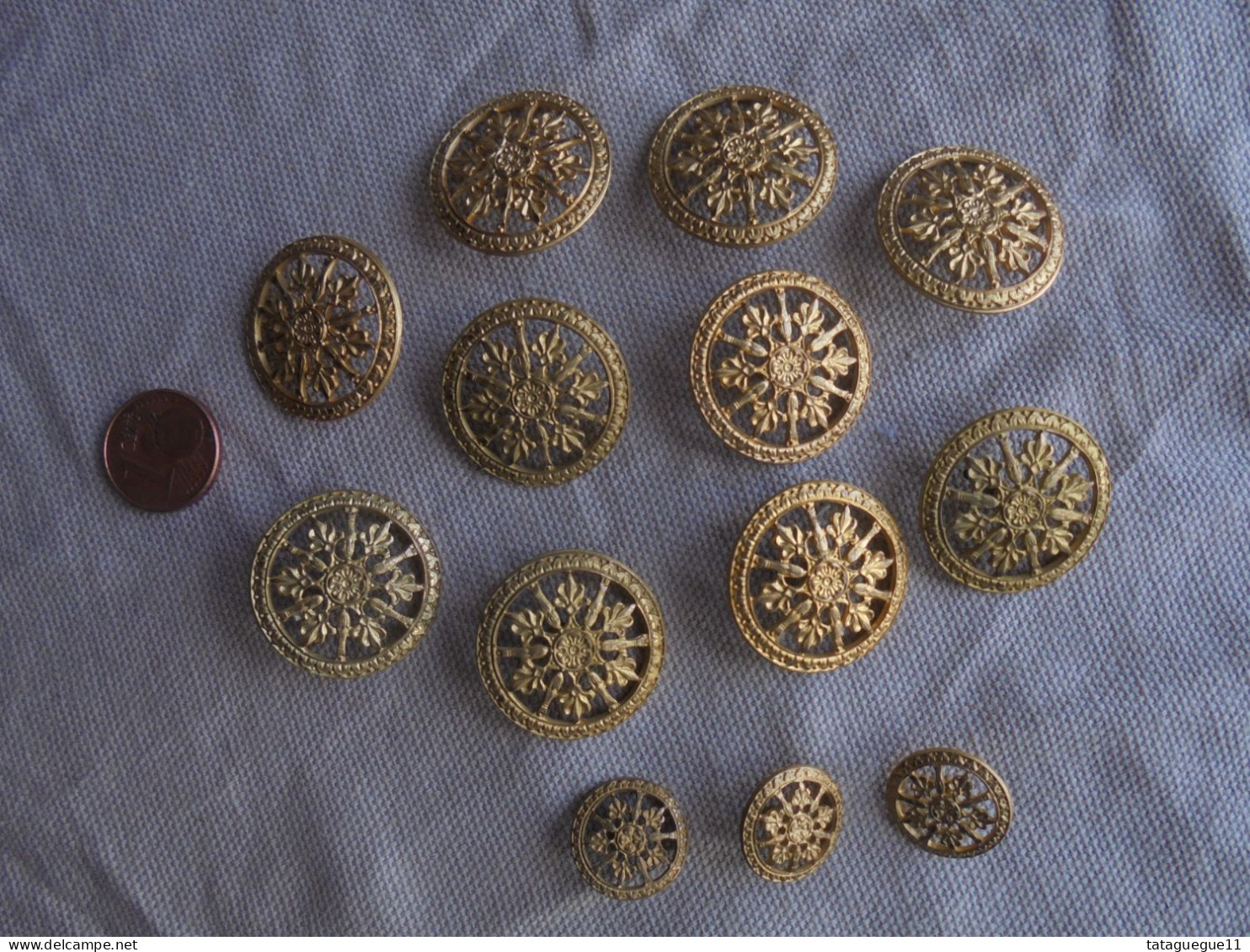 Ancien - 13 Boutons En Laiton Ajouré 2,3 Mm Et 1,6 Mm Art Nouveau - Botones