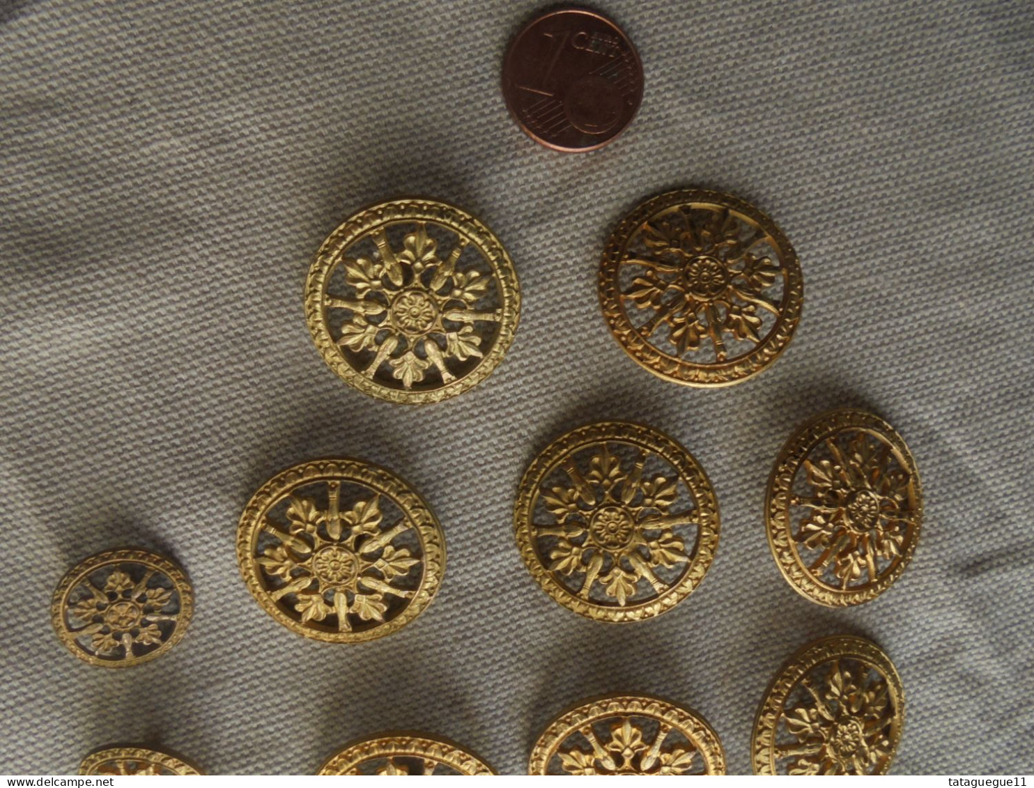 Ancien - 13 boutons en laiton ajouré 2,3 mm et 1,6 mm Art Nouveau