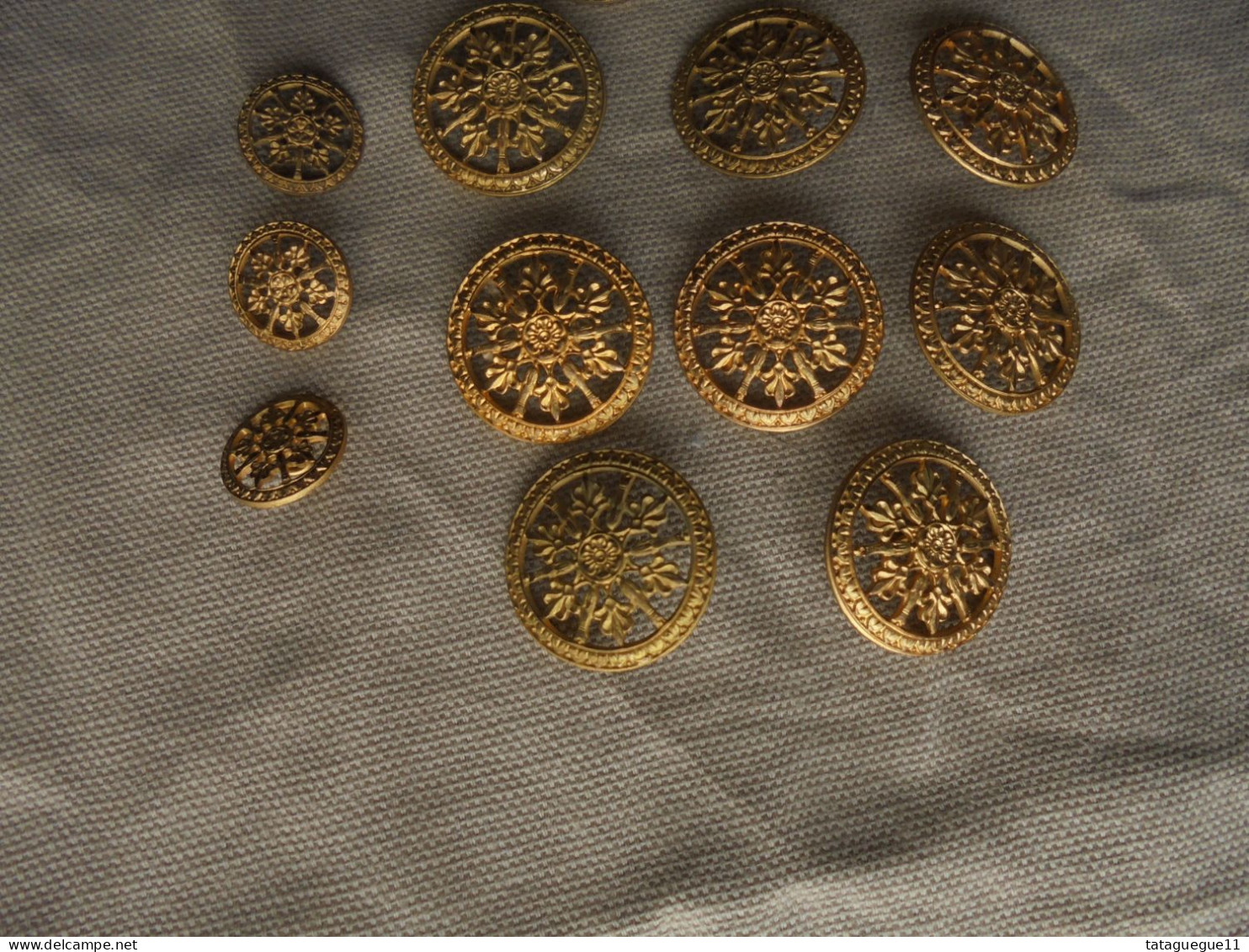 Ancien - 13 boutons en laiton ajouré 2,3 mm et 1,6 mm Art Nouveau