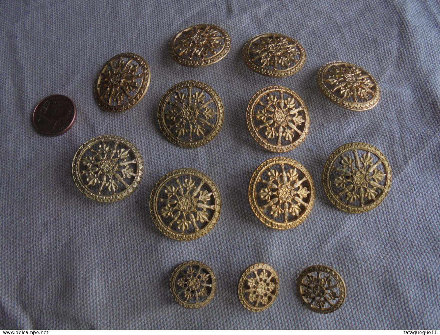 Ancien - 13 boutons en laiton ajouré 2,3 mm et 1,6 mm Art Nouveau