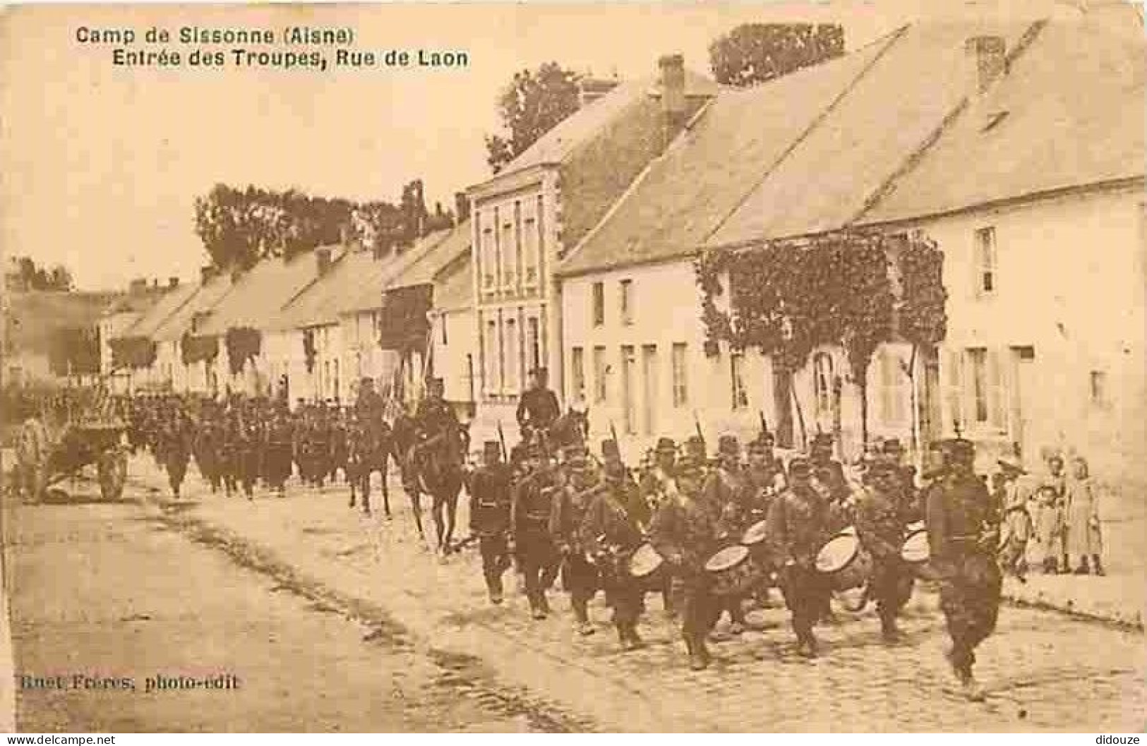 02 - Sissonne - Camp De Sissonne - Entrée Des Troupes, Rue De Laon - Animée - Militaria - Oblitération Ronde De 1910 - C - Sissonne