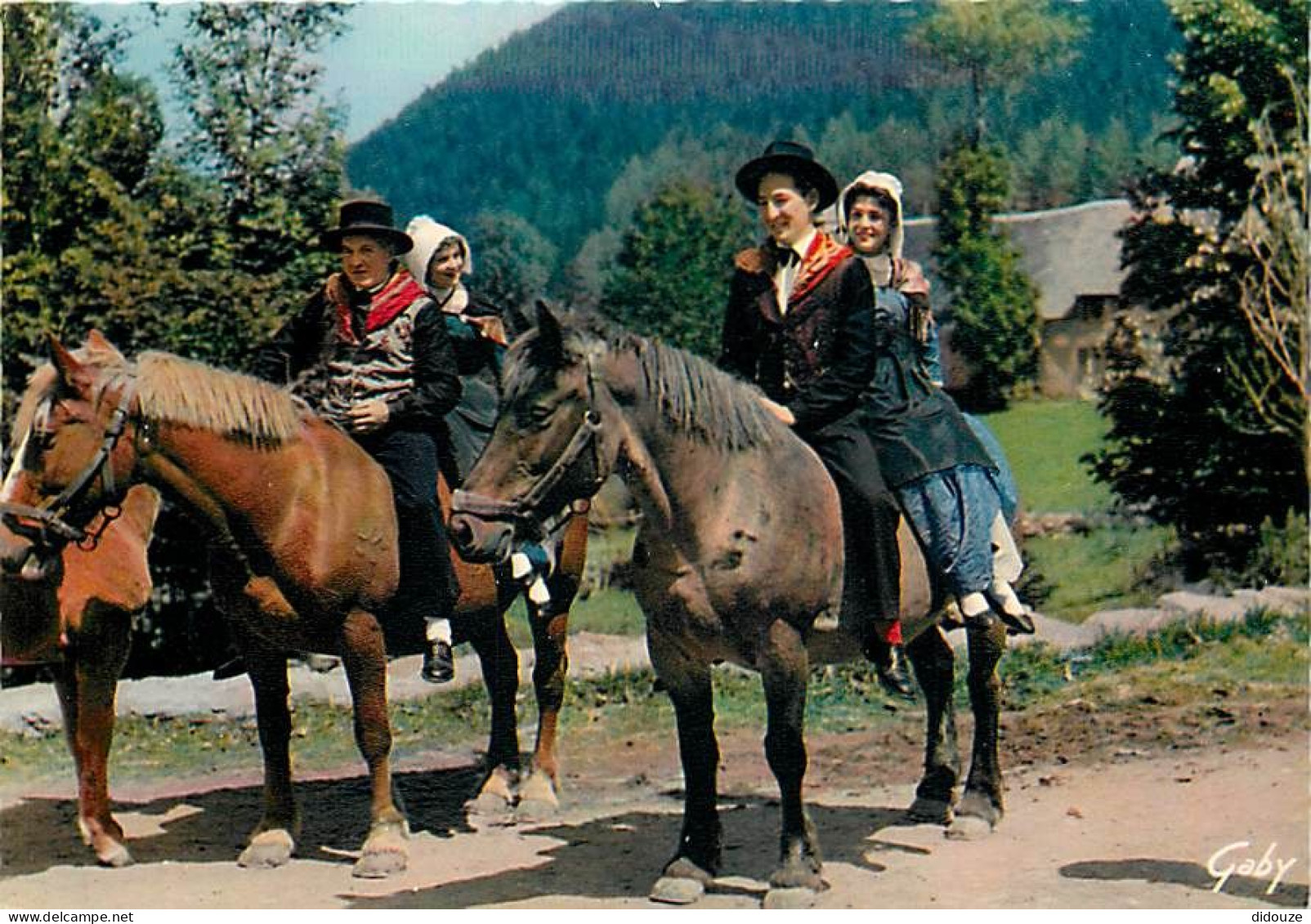 Folklore - Auvergne - Groupe Folklorique La Bourrée De Murat - Départ De Fête - Chevaux - CPM - Carte Neuve - Voir Scans - Trachten