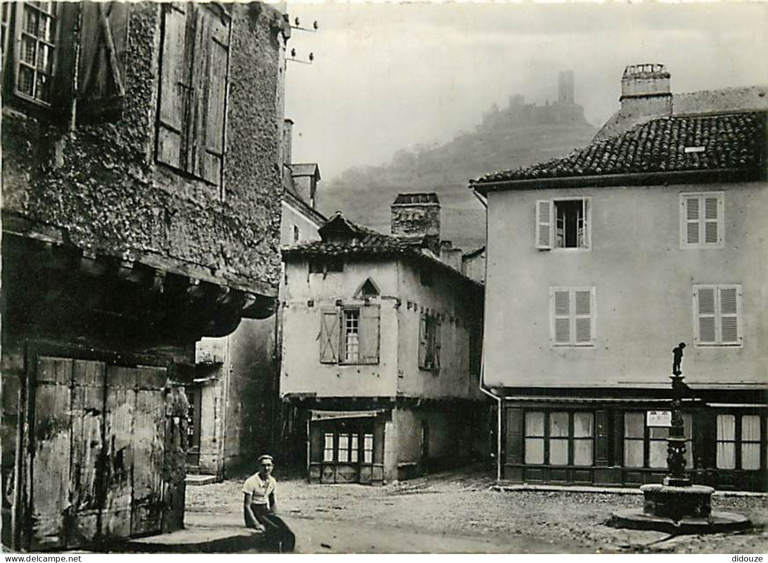 46 - Saint Céré - Vieilles Maisons De La Place Du Mercadial - Animée - Carte Dentelée - CPSM Grand Format - Voir Scans R - Saint-Céré