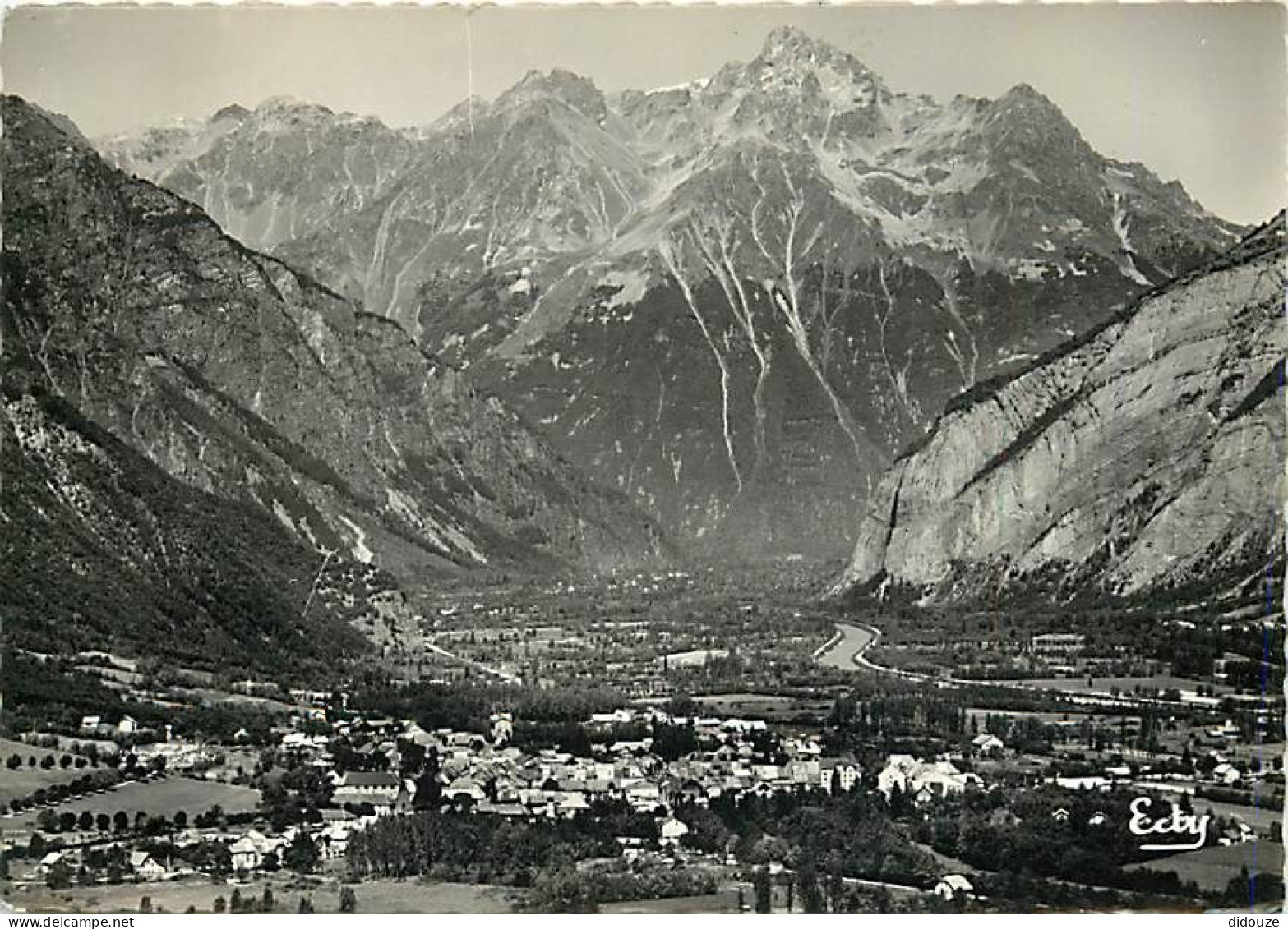 38 - Bourg D'Oisans - Vue Générale Aérienne Et La Romanche - Mention Photographie Véritable - Carte Dentelée - CPSM Gran - Bourg-d'Oisans